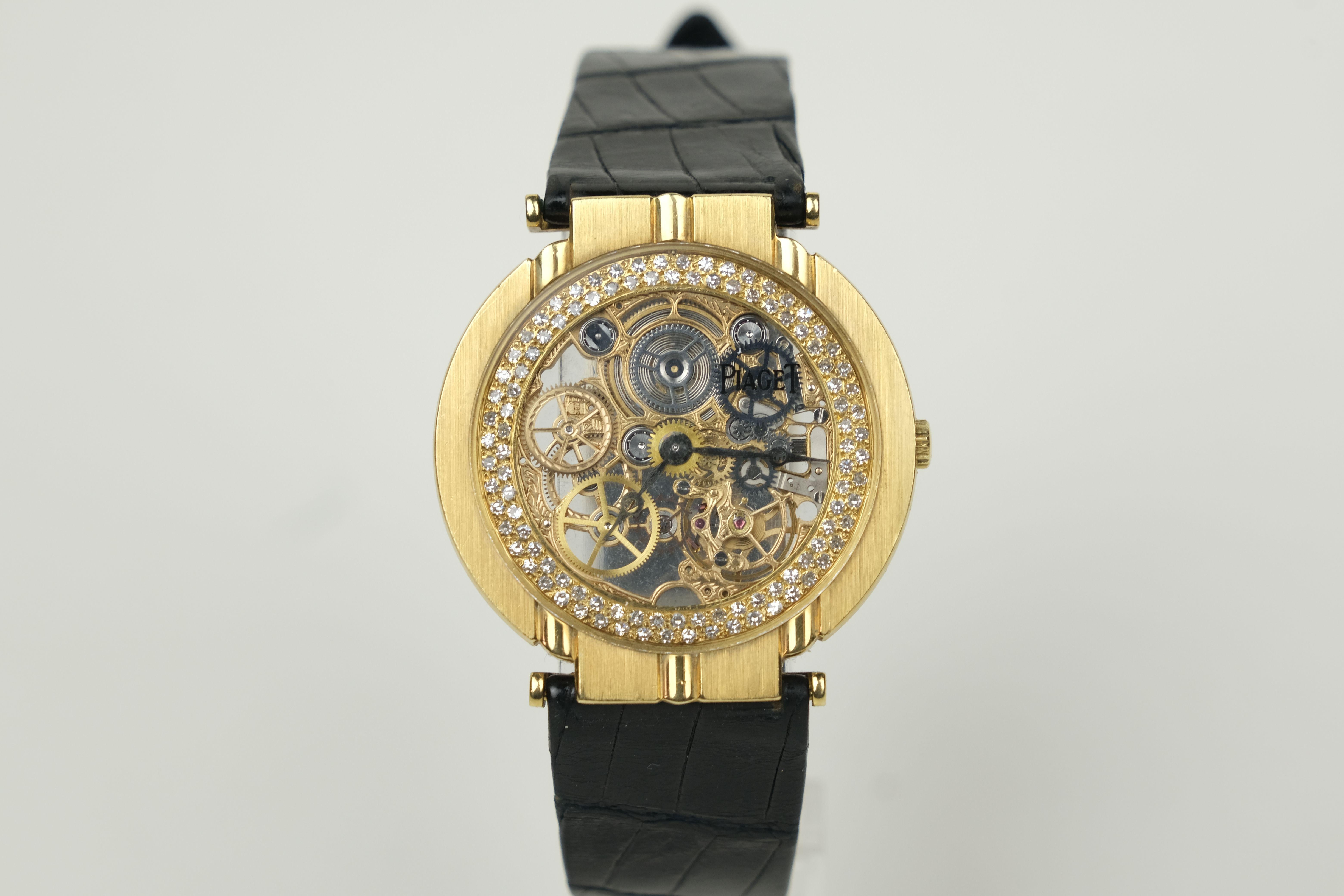 Une montre-bracelet vintage Piaget Polo Skeleton en or 18 carats et diamants.

 Mouvement squeletté ultra-fin avec ponts et roues gravés dans un boîtier en or jaune 18K avec bord du cadran accentué par des diamants. Cuir signé Piaget et fermoir à