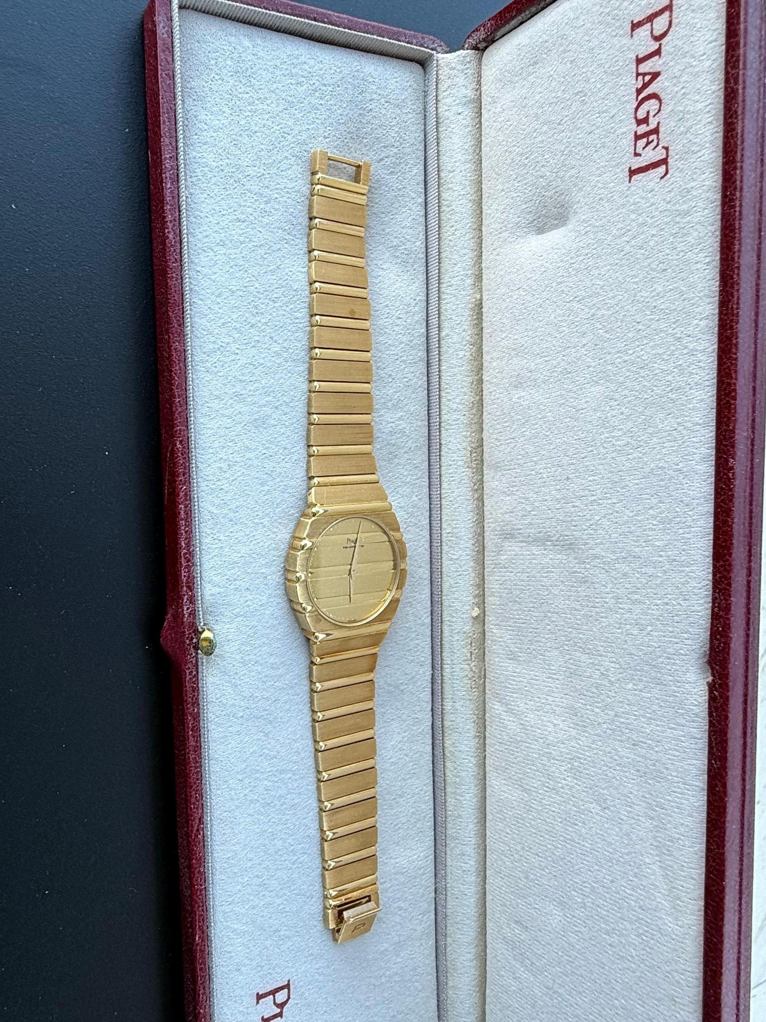 Vintage Piaget Polo Watch 30 mm Case large size. Or jaune 18k dans un état incroyable !  Montre vintage en or jaune 18 carats avec un boîtier de 30 mm, un cadran champagne et un mouvement à quartz avec des maillons supplémentaires et une boîte