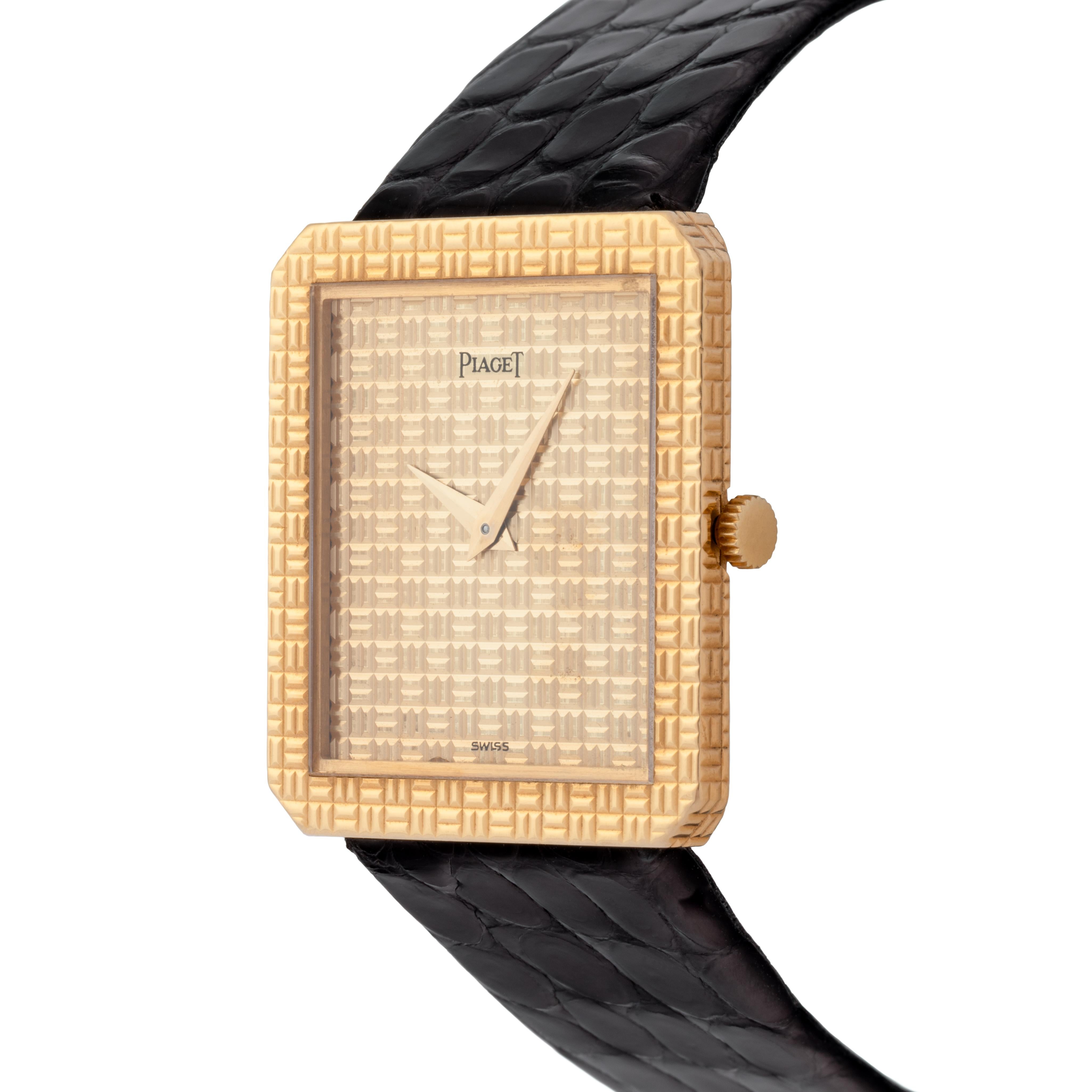 Fabricant : Piaget
Modèle : Protocole Modèle 91543
Année : 1970
MATERIAL : Bracelet en or jaune 18k et Piaget et boucle en or jaune 18k Piaget
Cadran : Hobnail doré
Mesures de l'étui : L 24,8 mm x H 27,5 mm
Mouvement : Vent manuel
Condit : Comme