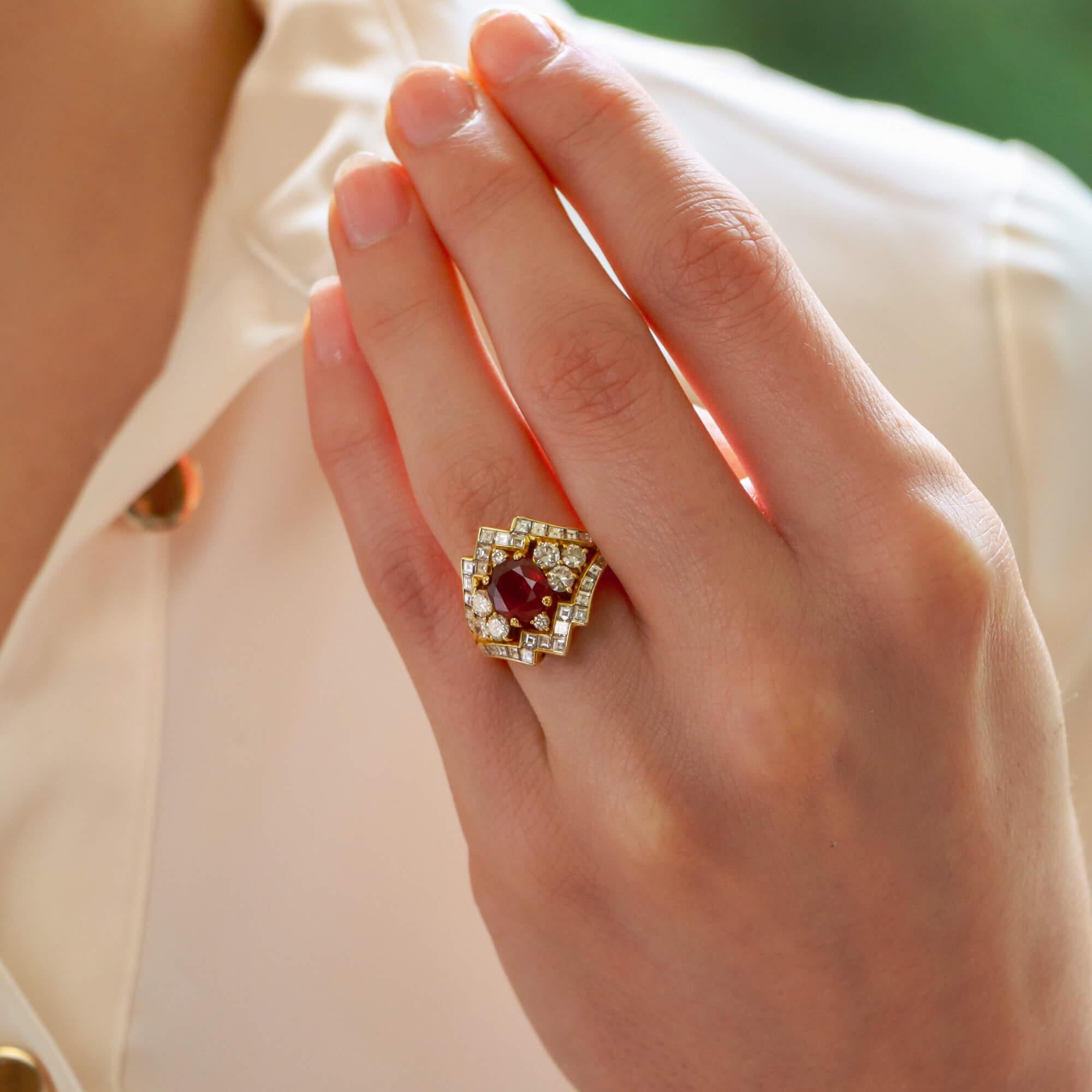Moderno Anello vintage Piaget con rubini e diamanti incastonati in oro giallo 18 carati