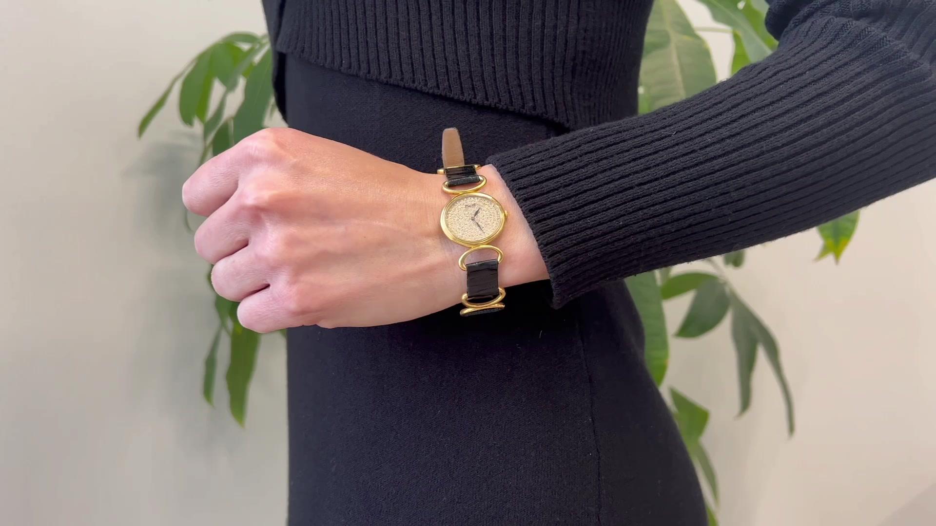Eine Vintage Piaget Schweizer Diamant 18k Gelbgold Leder Armbanduhr. Mit 157 einzeln geschliffenen Diamanten mit einem Gesamtgewicht von ca. 3,50 Karat, eingestuft in der Fassung als F Farbe, VS Reinheit. Gefertigt aus 18 Karat Gelbgold und Leder,