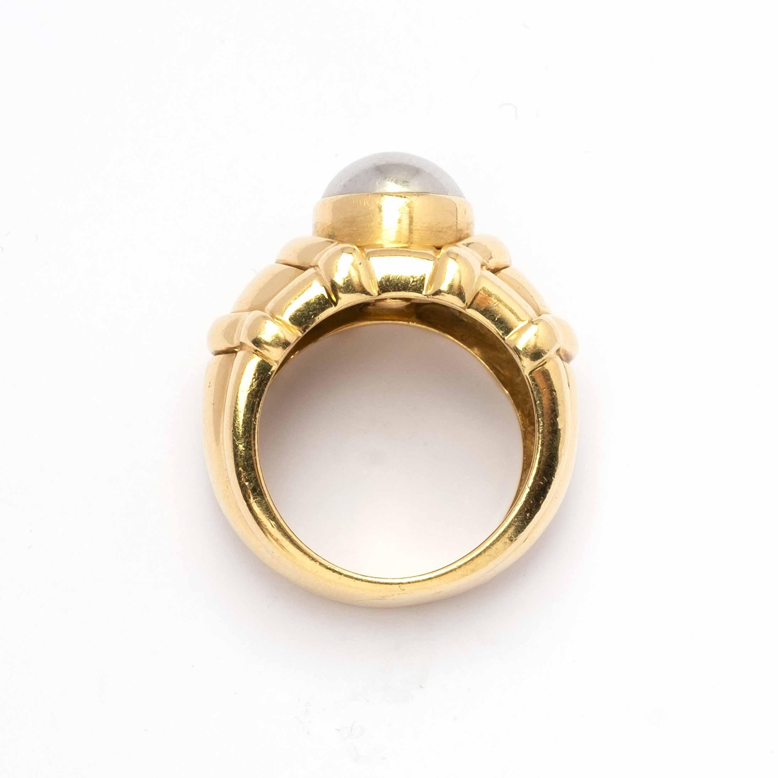 Un pezzo di eleganza senza tempo, questo anello vintage a fascia larga di Piaget risale al 1991. Realizzato in oro giallo 18kt, presenta un design audace e raffinato incentrato su una sorprendente pietra di ematite, intercambiabile, che aggiunge