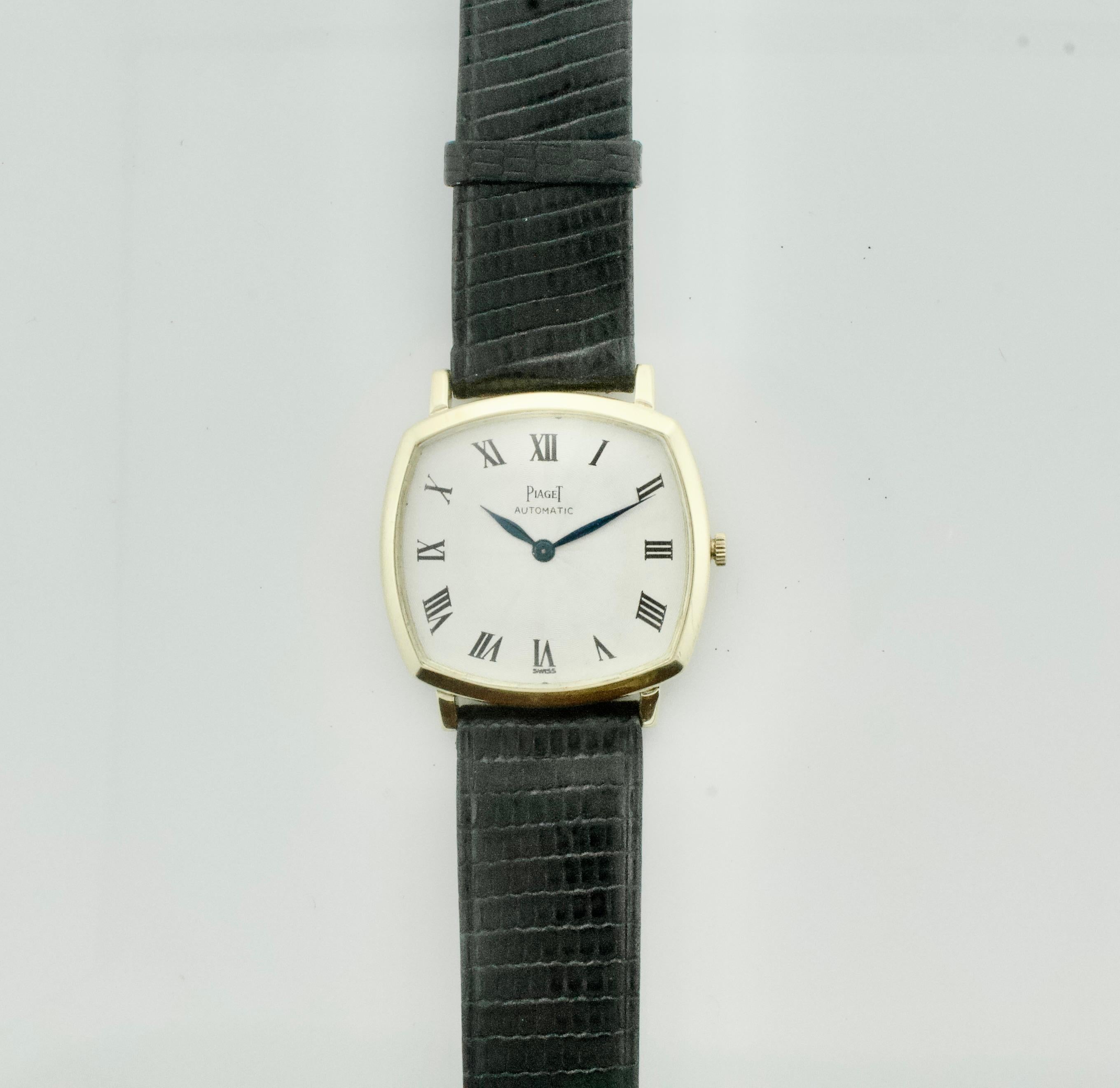 Vintage Piaget Watch Automatic Circa 1970's in 18k
Exemple raffiné du savoir-faire intemporel de Piaget, cette montre-bracelet automatique Piaget des années 1970 incarne l'élégance discrète et la précision suisse. La montre est dotée d'un boîtier en