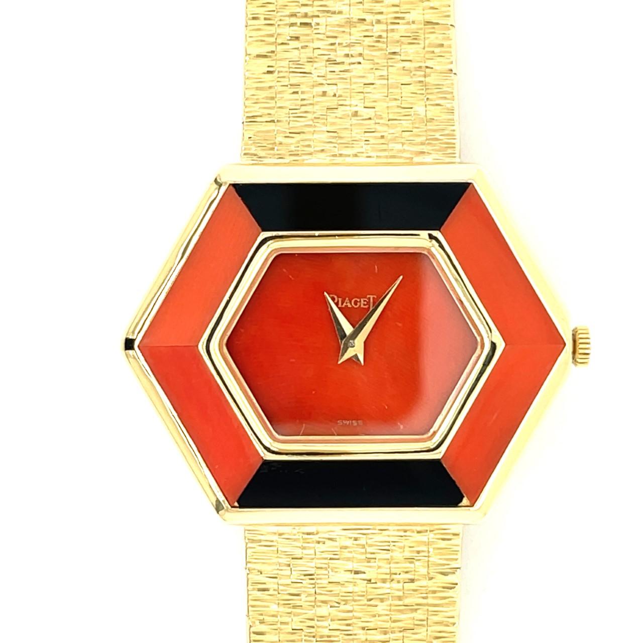 Vintage Piaget Armbanduhr
18k Gelbgold
Koralle & Onyx Achteckige Form Gehäuse
Aktenzeichen 9523
1970's