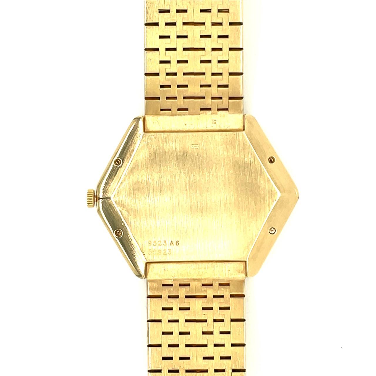 Piaget: 18 Karat Gelbgold Koralle Onyx Achteckige Armbanduhr (Trapezschliff)