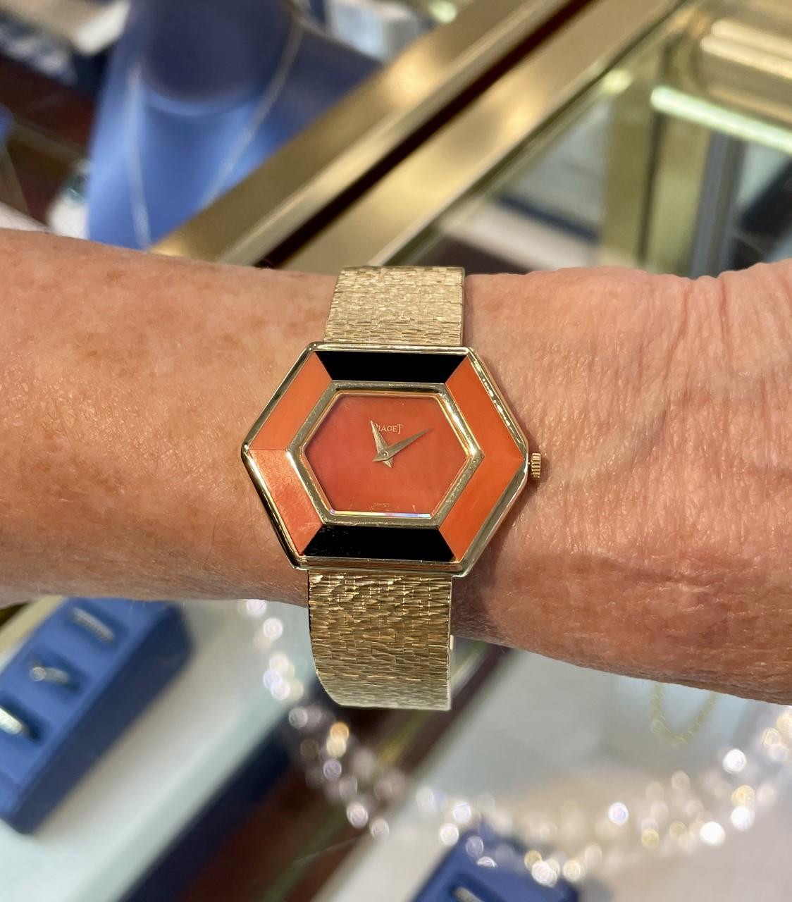 Piaget: 18 Karat Gelbgold Koralle Onyx Achteckige Armbanduhr 1