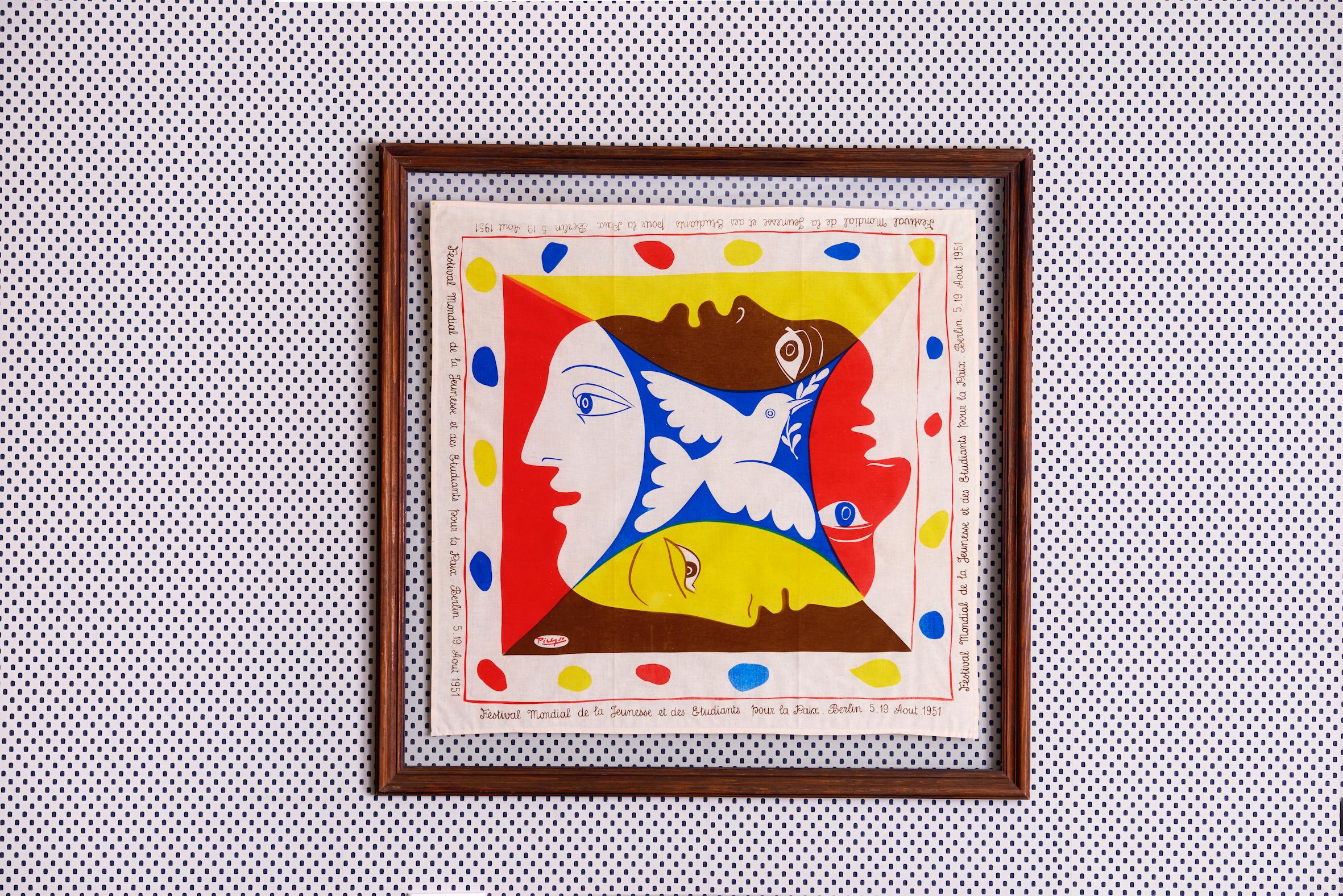 Pablo Picasso 
Deutschland, 1951

Schal von Pablo Picasso anlässlich der Internationalen Jugendfestspiele für den Frieden, die vom 5. bis 19. August 1951 in Berlin stattfanden. 
Druck auf Baumwolle. 

Maße: H 95cm x B 95cm.