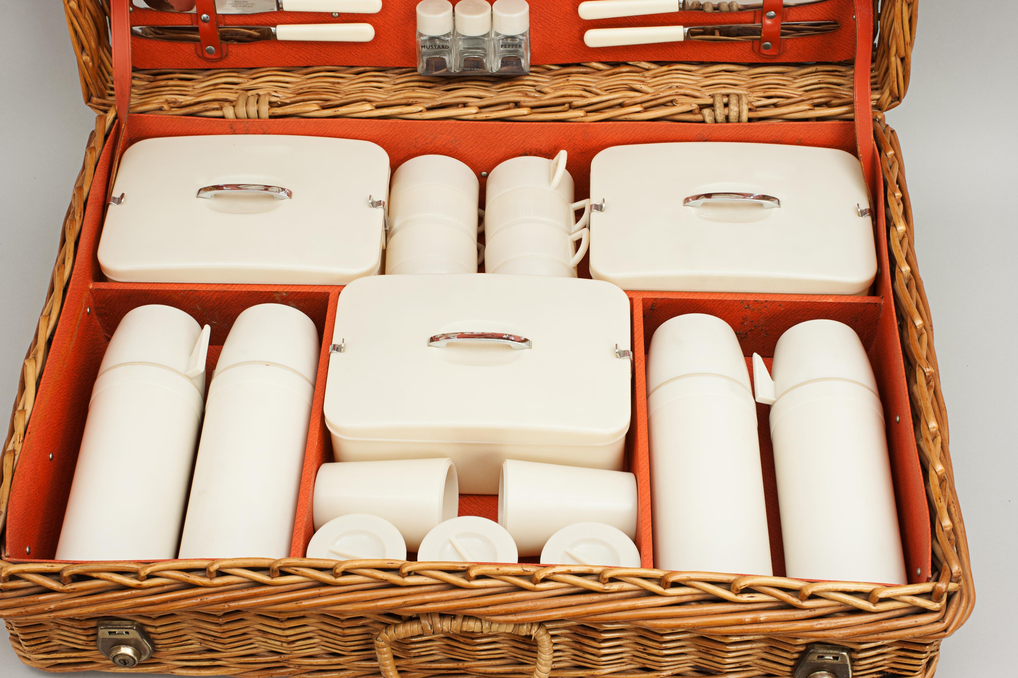 Vintage Picnic Set in Wicker Basket In Good Condition In Oxfordshire, GB