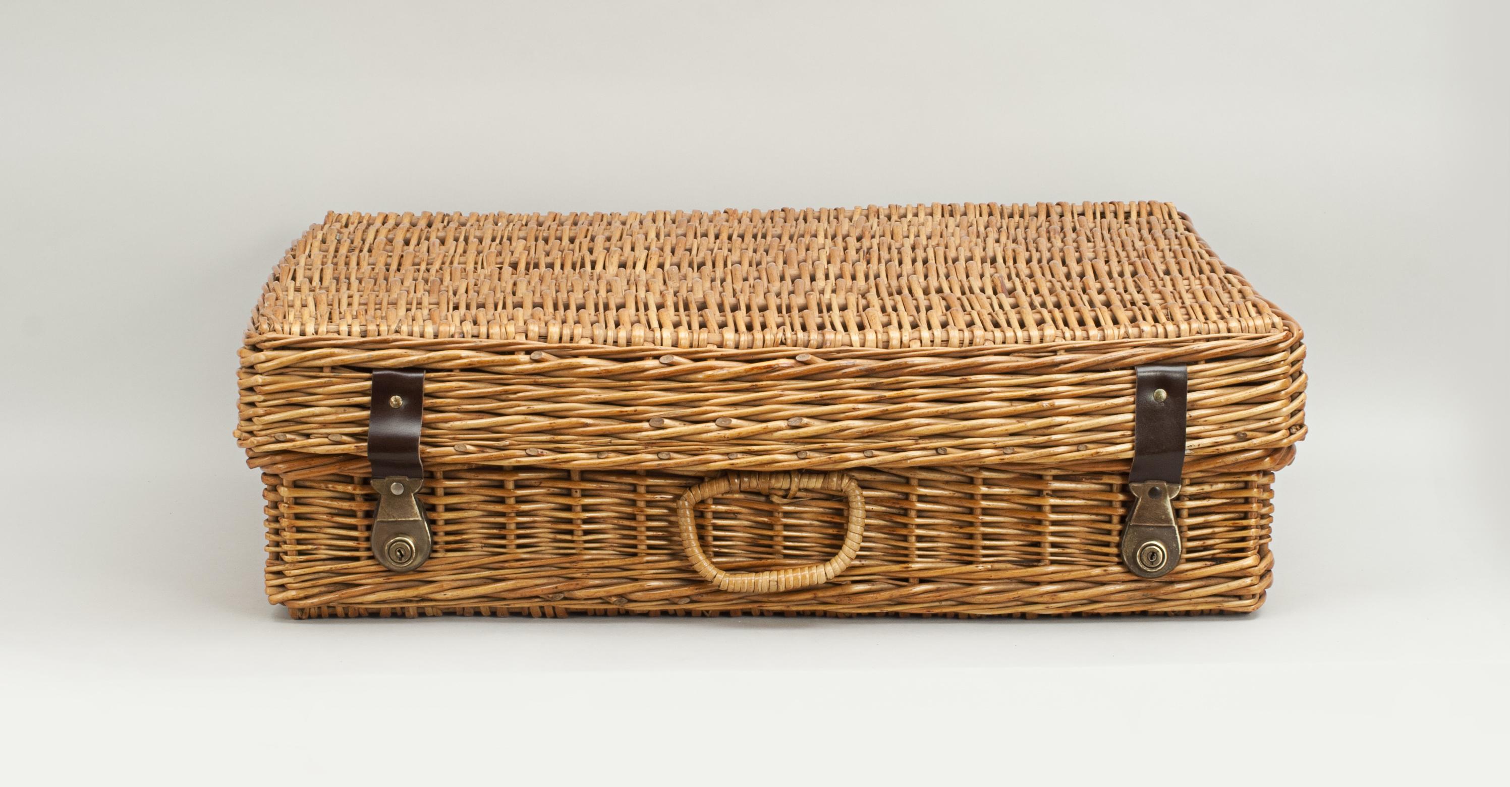 Vintage Picnic Set in Wicker Basket 1