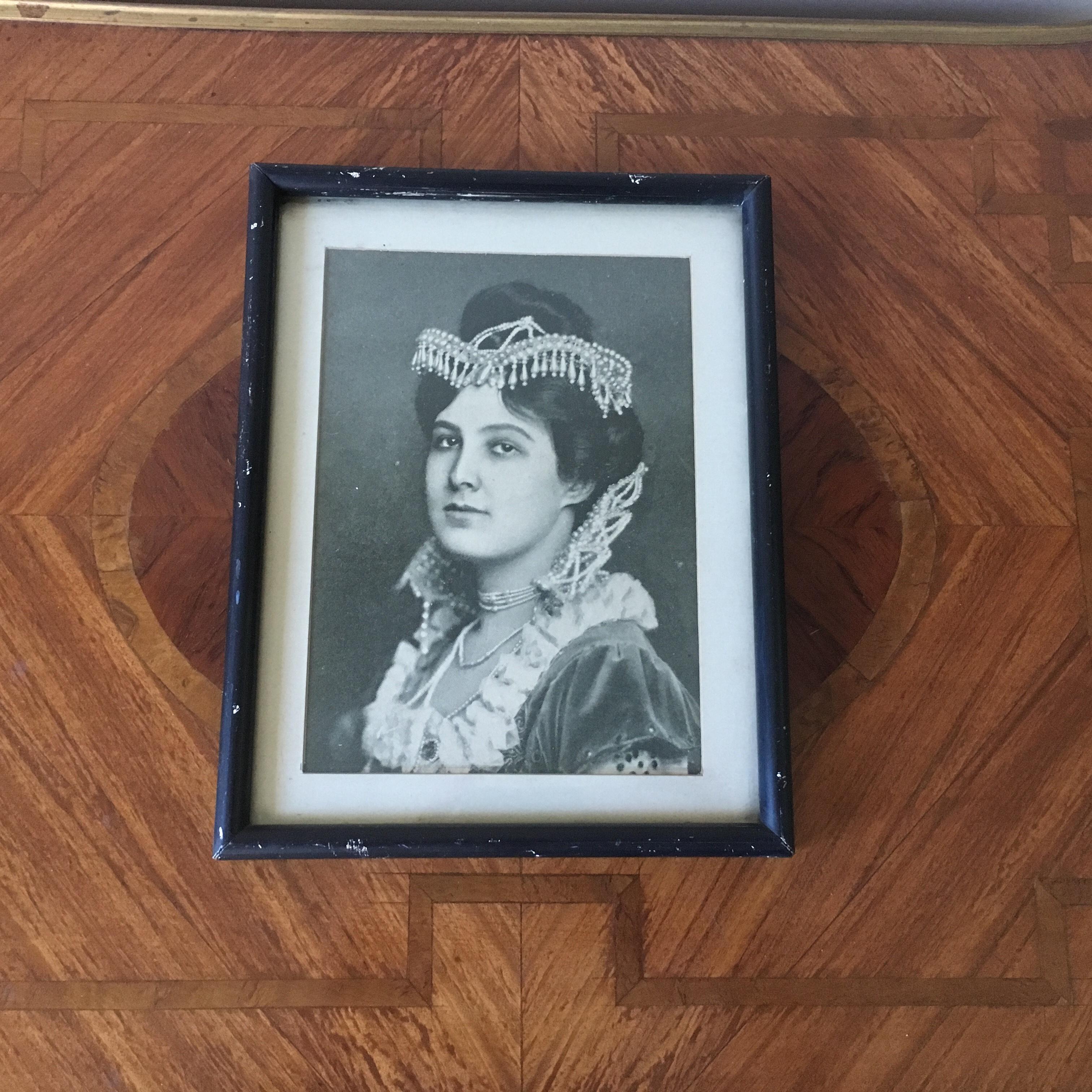 Victorian Vintage Picture of a Lady For Sale