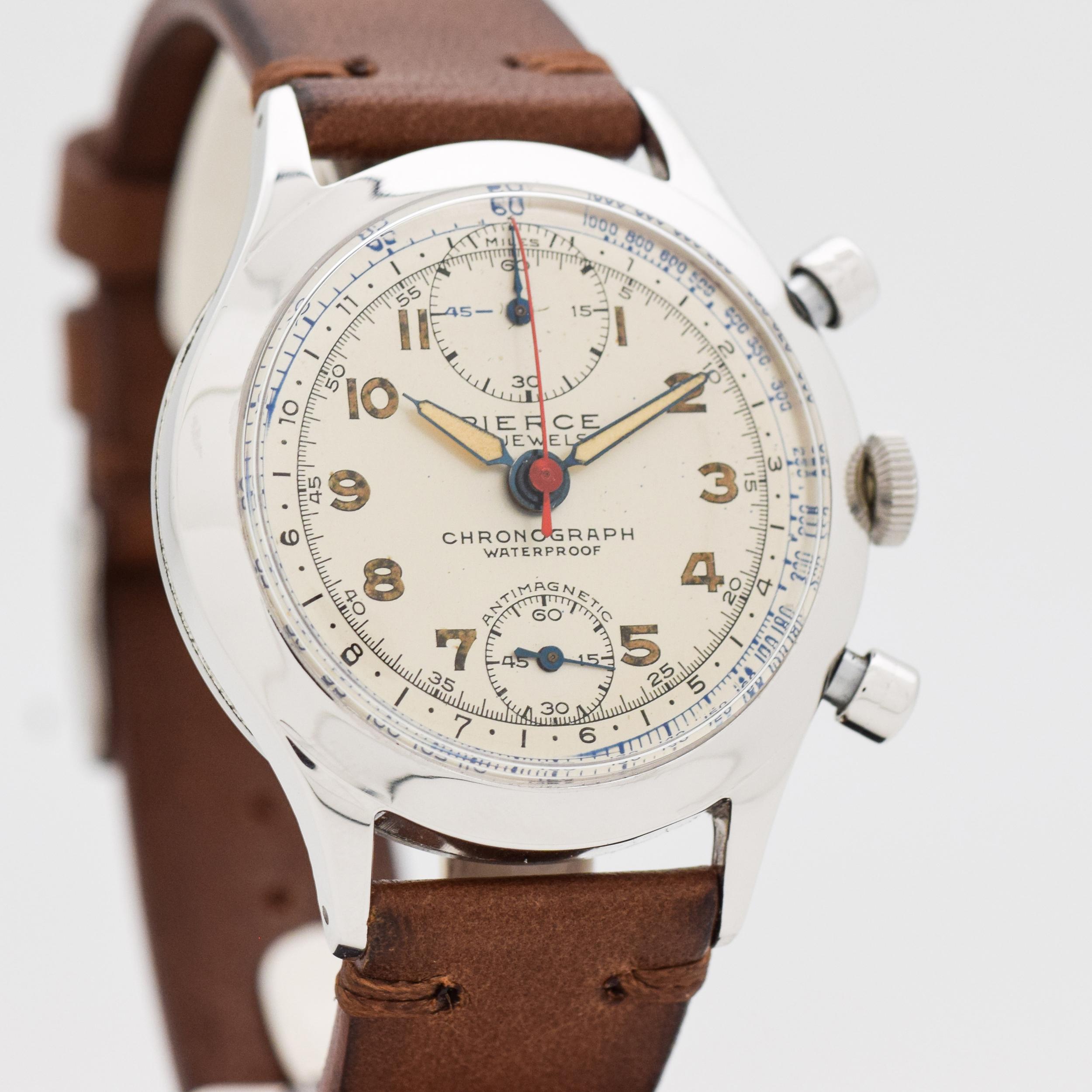 Chronographe Vintage Pierce des années 1960-70. 2-Registre. Boîtier en chrome et acier inoxydable. Largeur 37 mm. Cadran argenté d'origine avec chiffres arabes lumineux. Elle est animée par un mouvement manuel à 17 rubis. Triple signature. Fabriqué