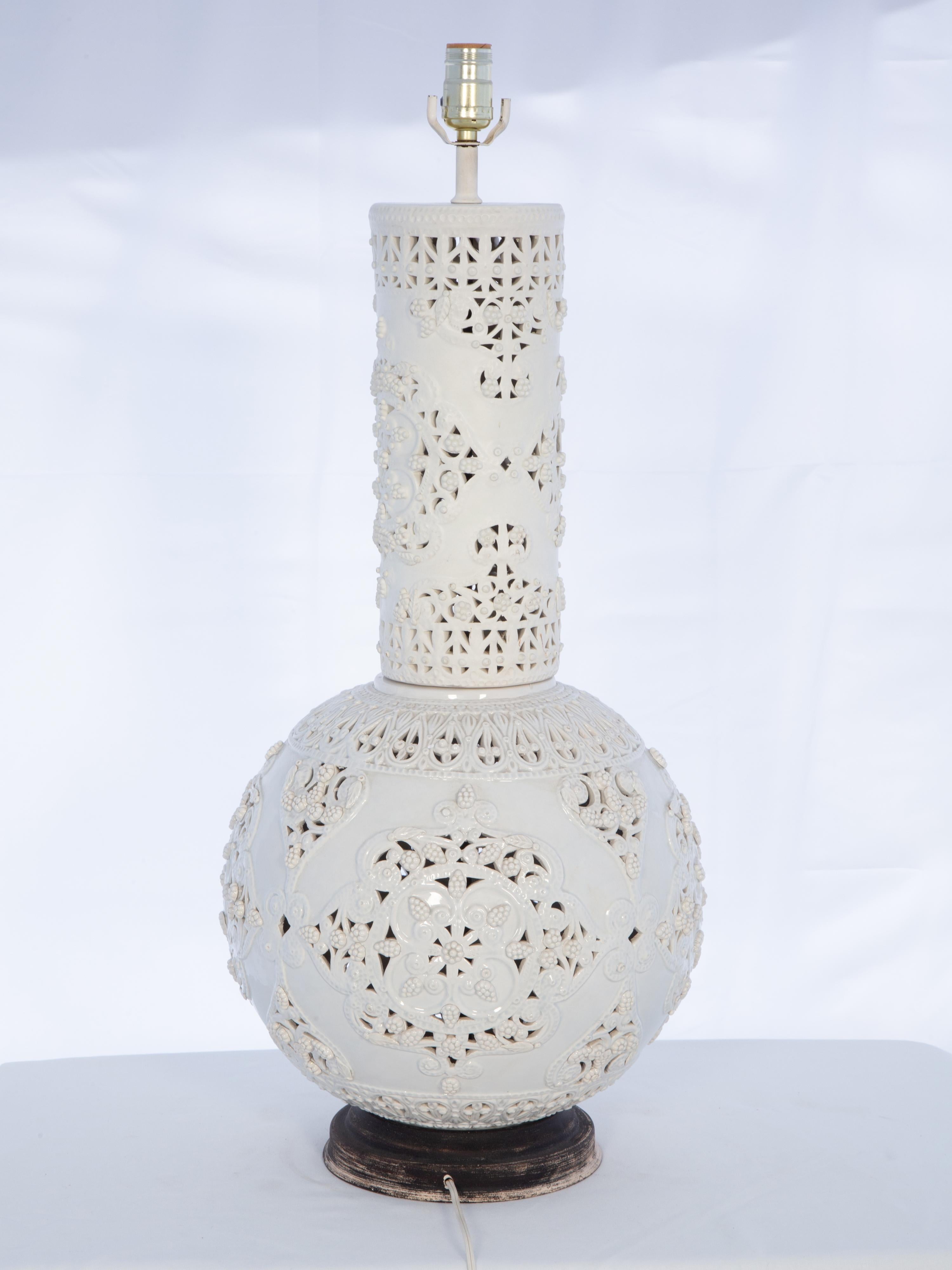 Lampada singola bulbosa traforata d'epoca, di grandi dimensioni. La parte inferiore a forma di globo Blanc de Chine è sormontata da una parte superiore cilindrica forata in porcellana di bisquit non smaltata.  

Base (diametro): 8 pollici

ID stock: