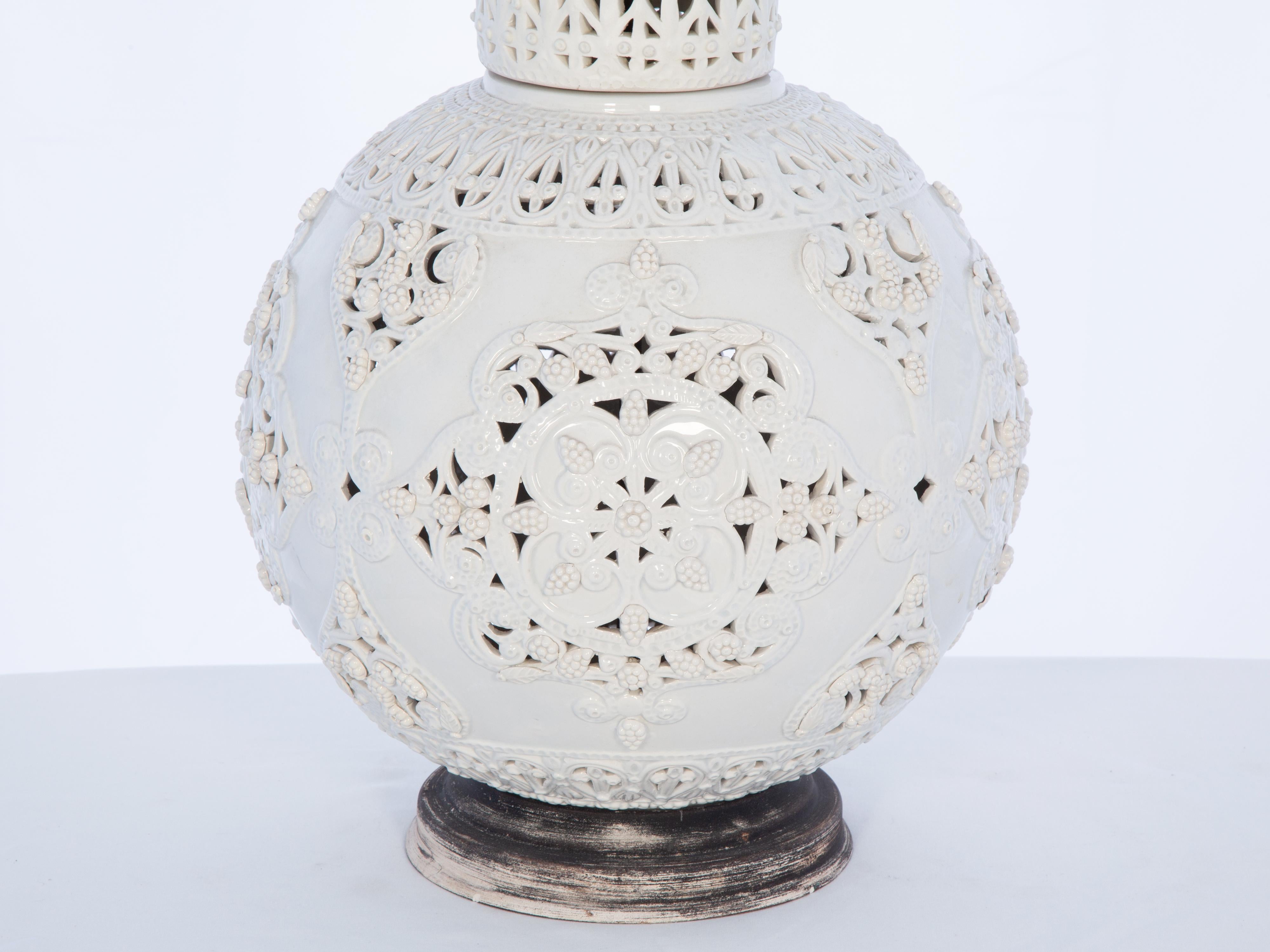 Cinese Lampada in porcellana Blanc de Chine e Bisque traforata d'epoca in vendita