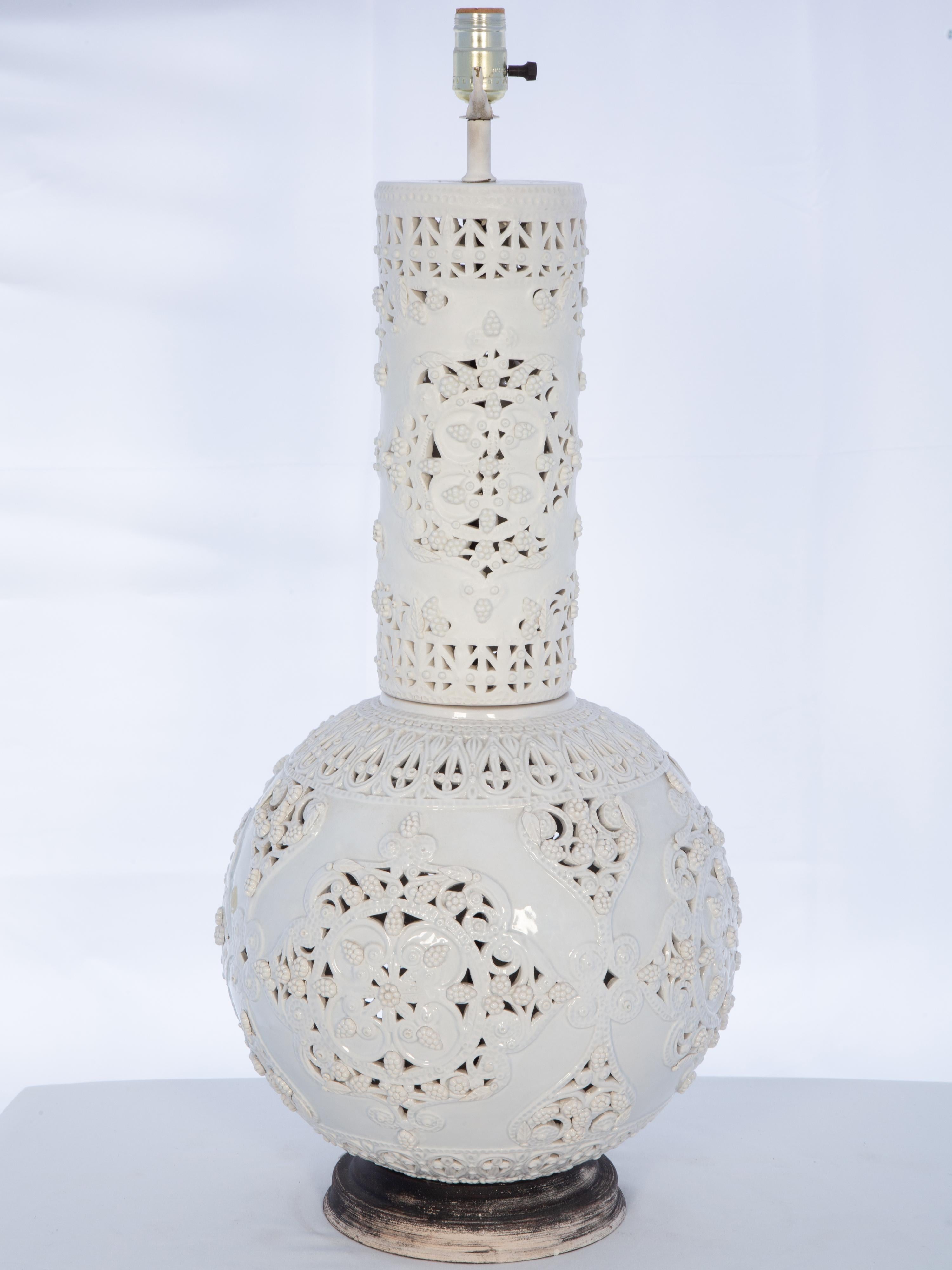 Lampada in porcellana Blanc de Chine e Bisque traforata d'epoca In condizioni buone in vendita a West Palm Beach, FL