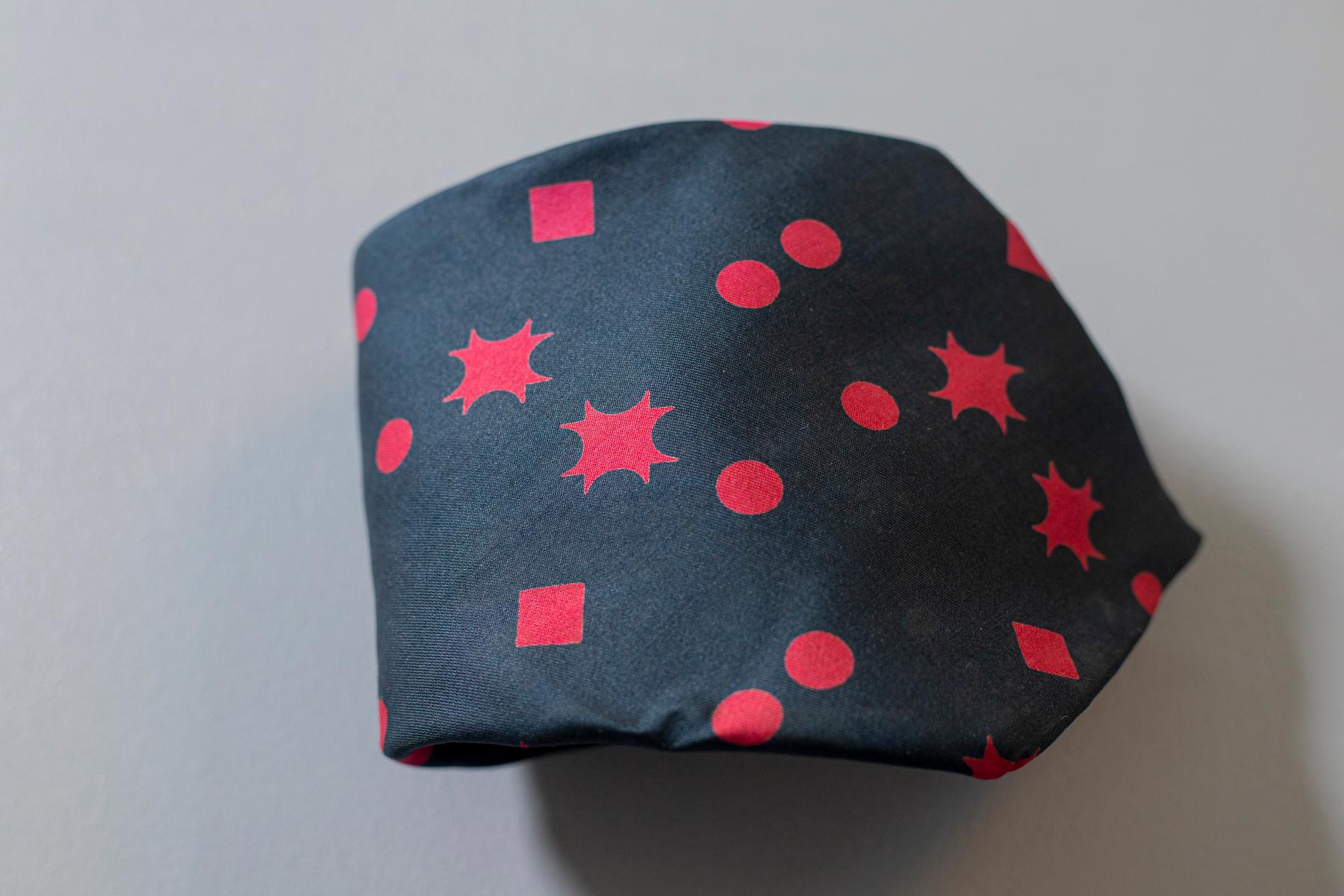 Cravate vintage conçue par Piere D'Albye, elle est faite de 100% soie, décorée de petites formes géométriques rouges sur un fond bleu. Idéal pour un cocktail entre amis, nous vous conseillons de le combiner avec un costume bleu et une chemise