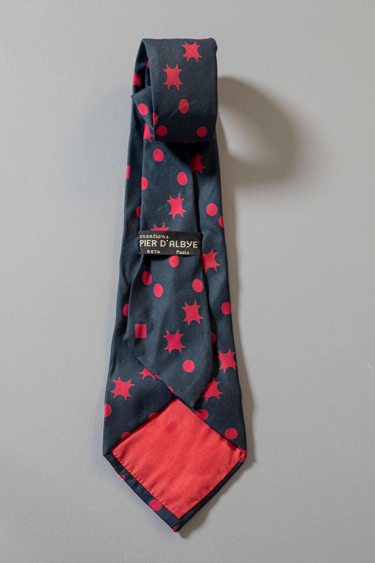 Noir Piere D'Albye - Cravate vintage en soie entièrement recouverte de rouge avec de petites formes géométriques rouges en vente