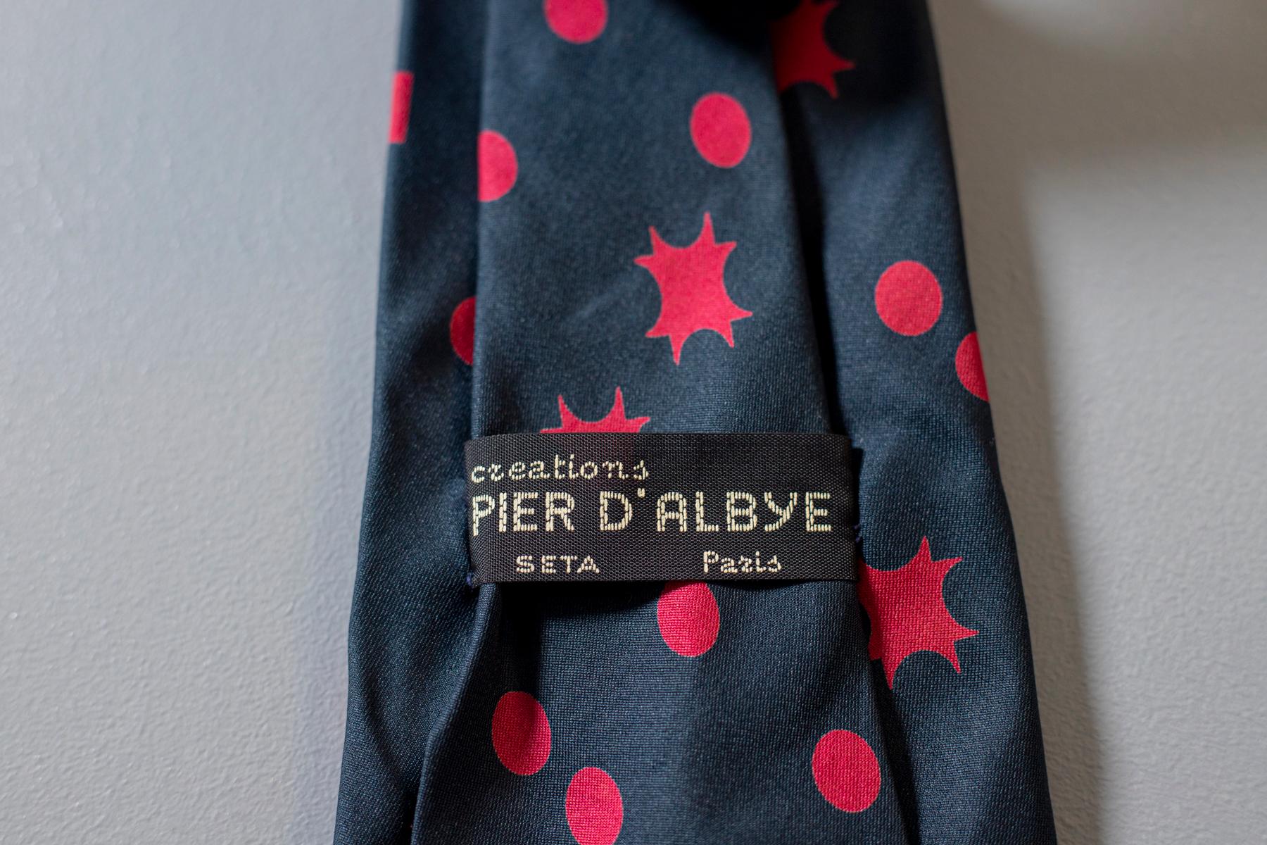 Piere D'Albye - Cravate vintage en soie entièrement recouverte de rouge avec de petites formes géométriques rouges Bon état - En vente à Milano, IT