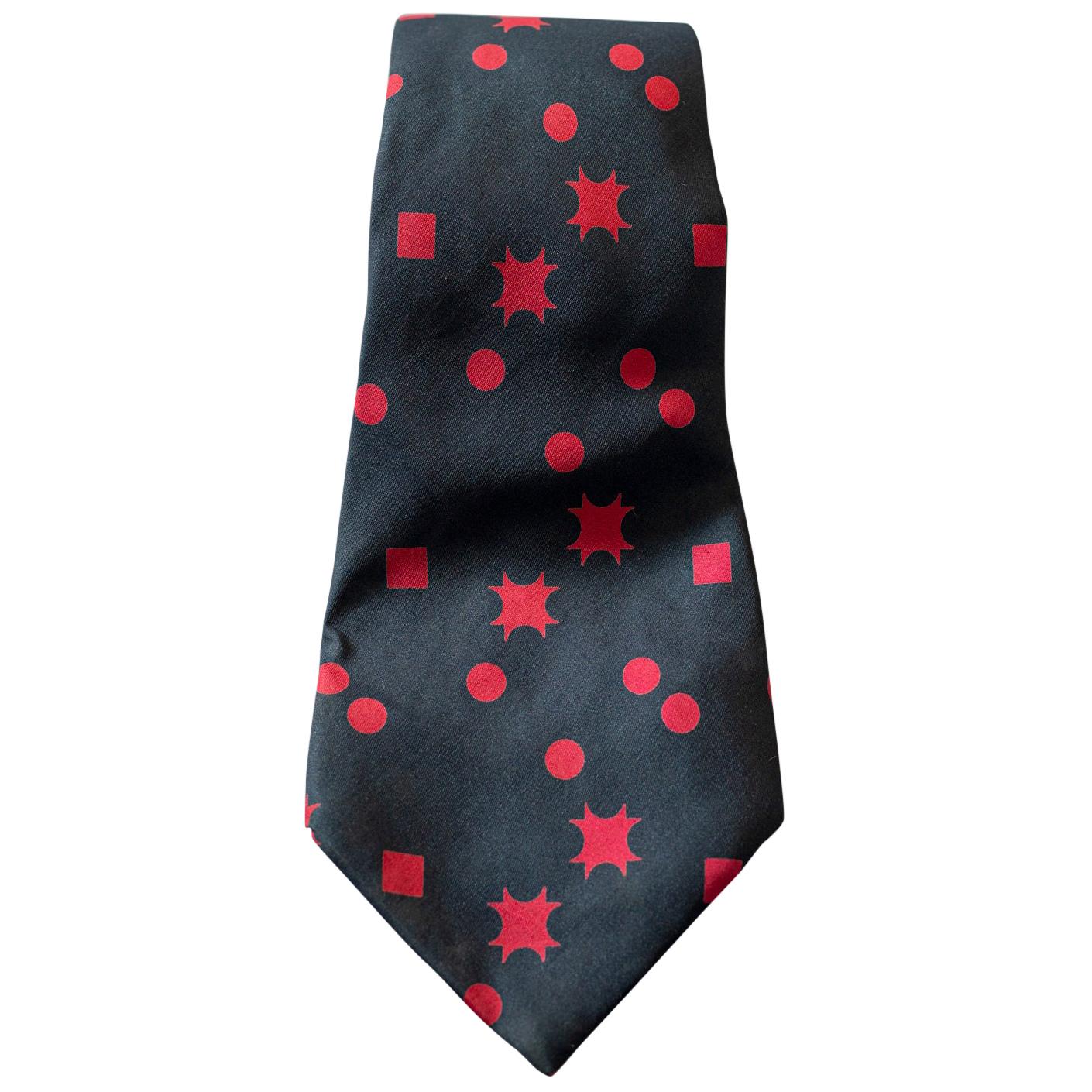 Piere D'Albye - Cravate vintage en soie entièrement recouverte de rouge avec de petites formes géométriques rouges en vente