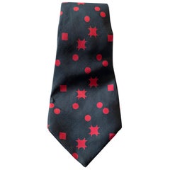 Piere D'Albye - Cravate vintage en soie entièrement recouverte de rouge avec de petites formes géométriques rouges