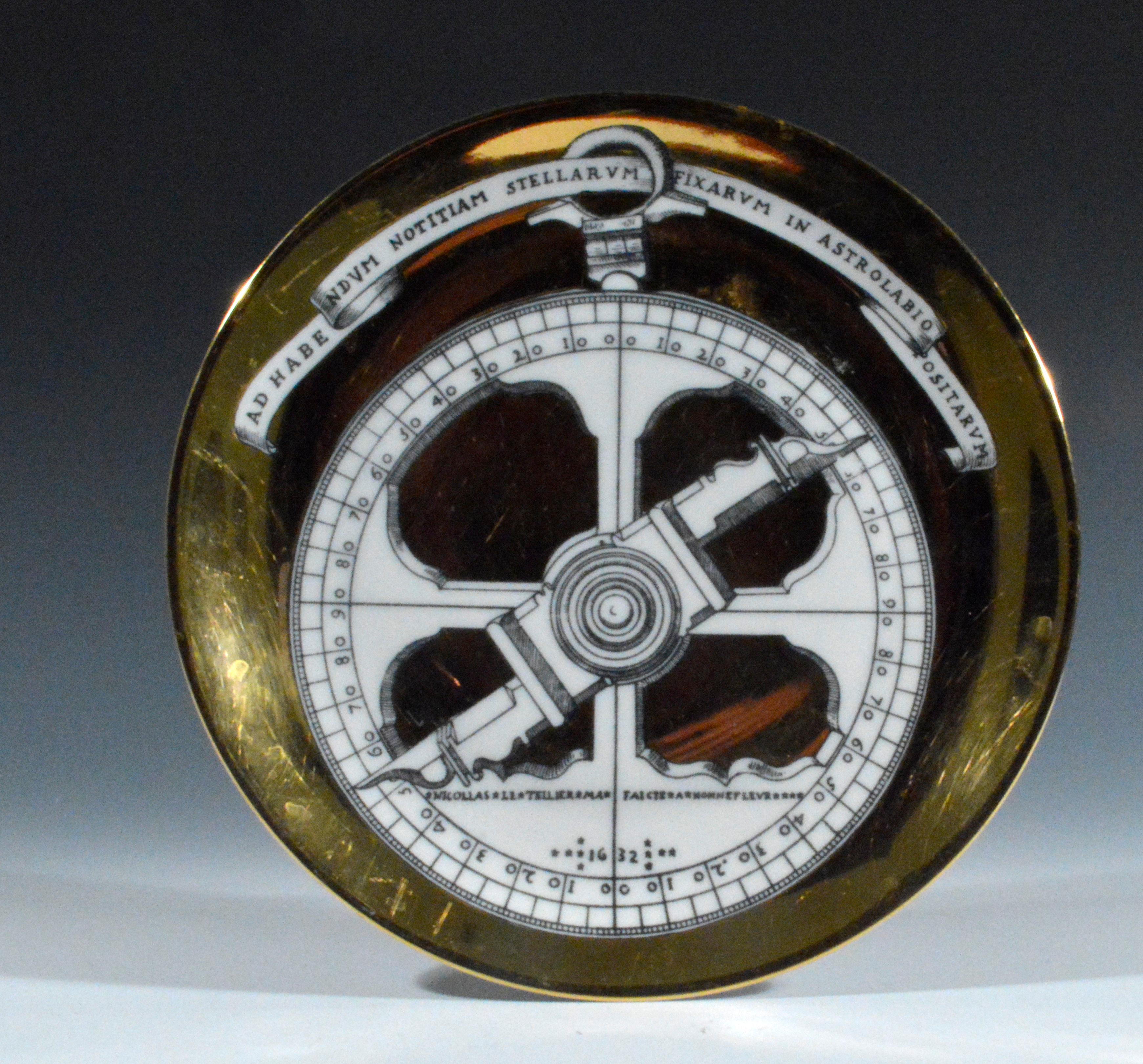 Plaque d'astrolabe Vintage Piero Fornasetti,
Numéroté 7 dans la série
Années 1960-milieu des années 1970.


L'assiette en porcelaine de Piero Fornasetti représente un astrolabe sur fond doré.

Dimensions : 8 1/4 pouces x 3/4 pouces.

Marque :