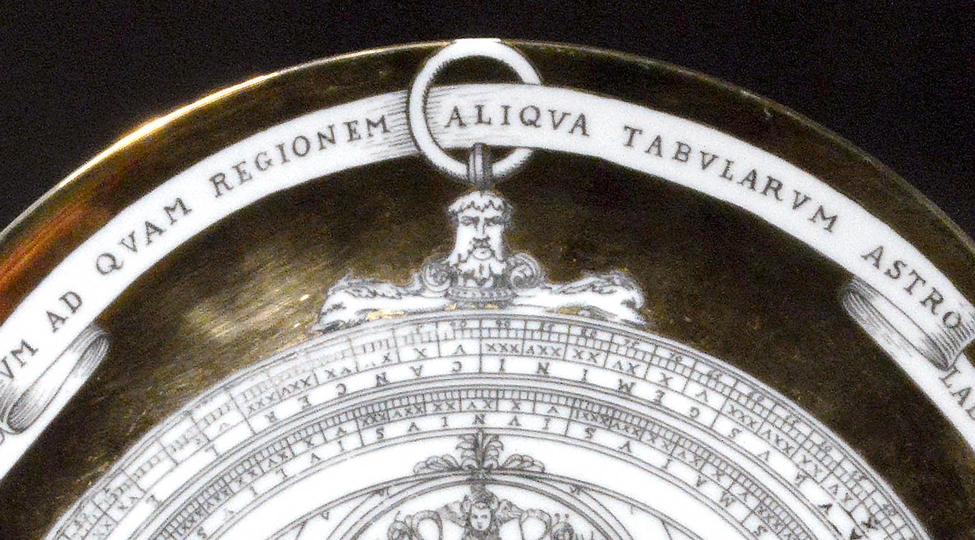 Mid-Century Modern Assiette en porcelaine Astrolabe vintage Piero Fornasetti, #11 à motif Astrolabio en vente