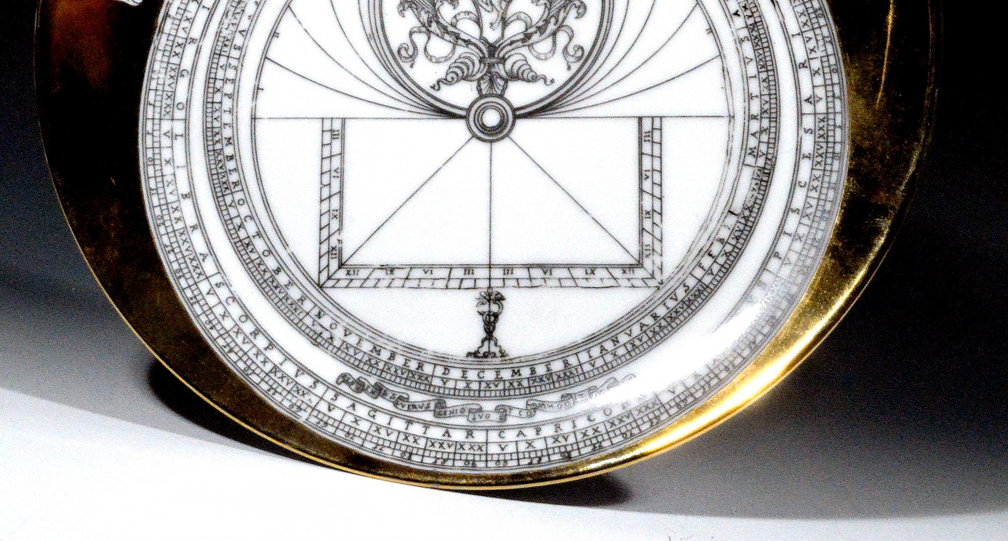 italien Assiette en porcelaine Astrolabe vintage Piero Fornasetti, #11 à motif Astrolabio en vente