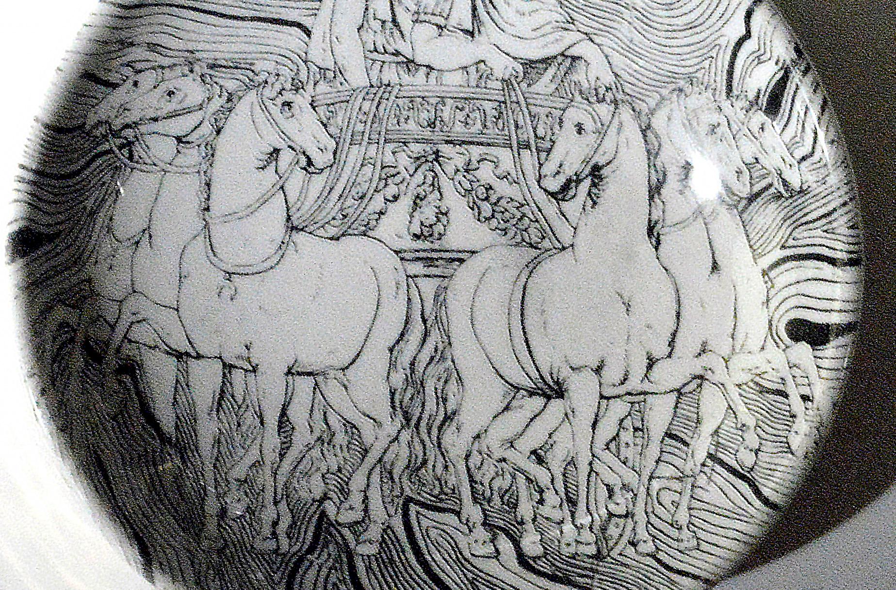 Cenicero vintage Piero Fornasetti en blanco y negro de un carro romano Italiano en venta