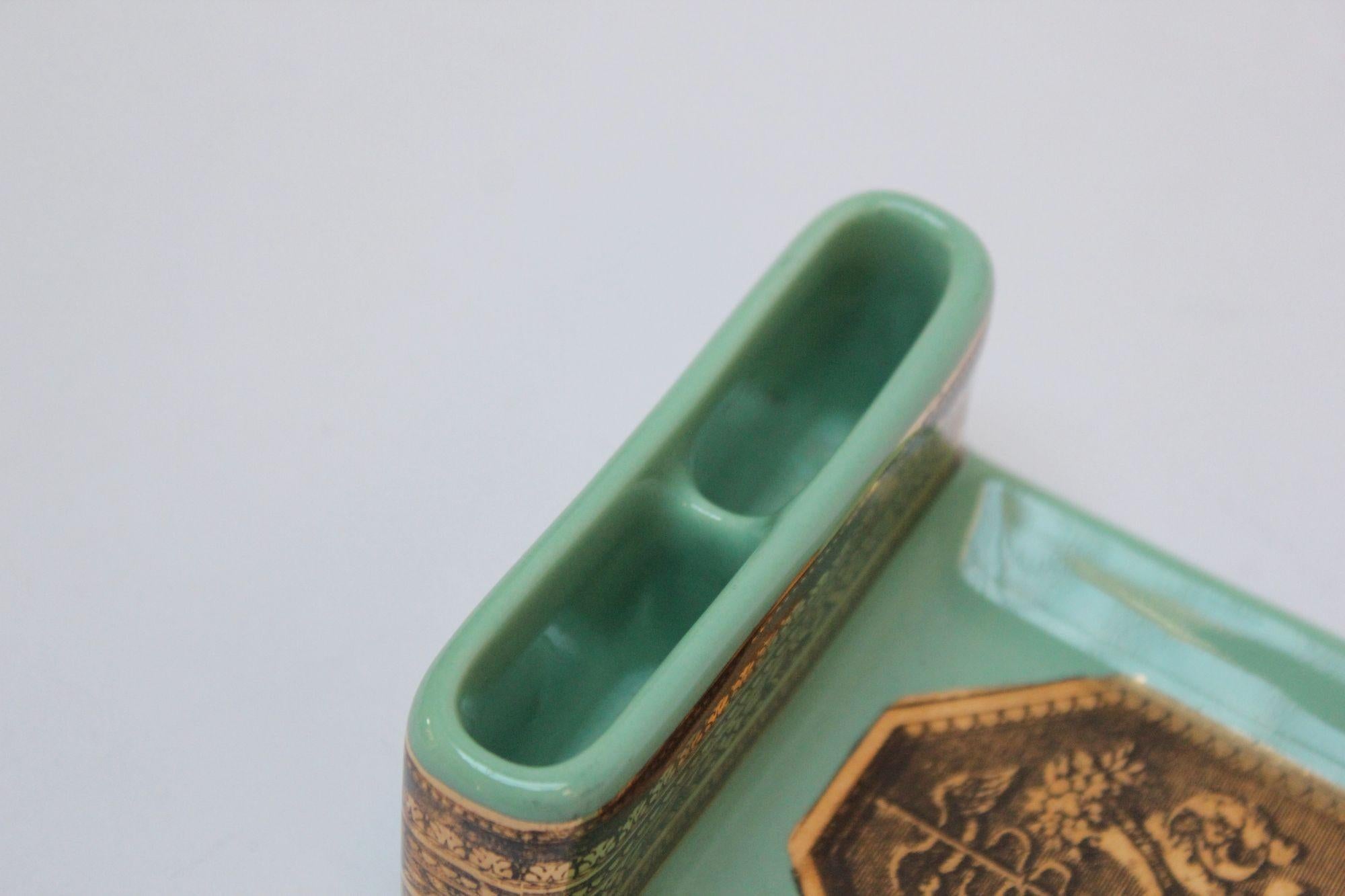 Grüner Aschenbecher aus vergoldetem Porzellan von Piero Fornasetti „Caduceus“ Lithographie im Angebot 4