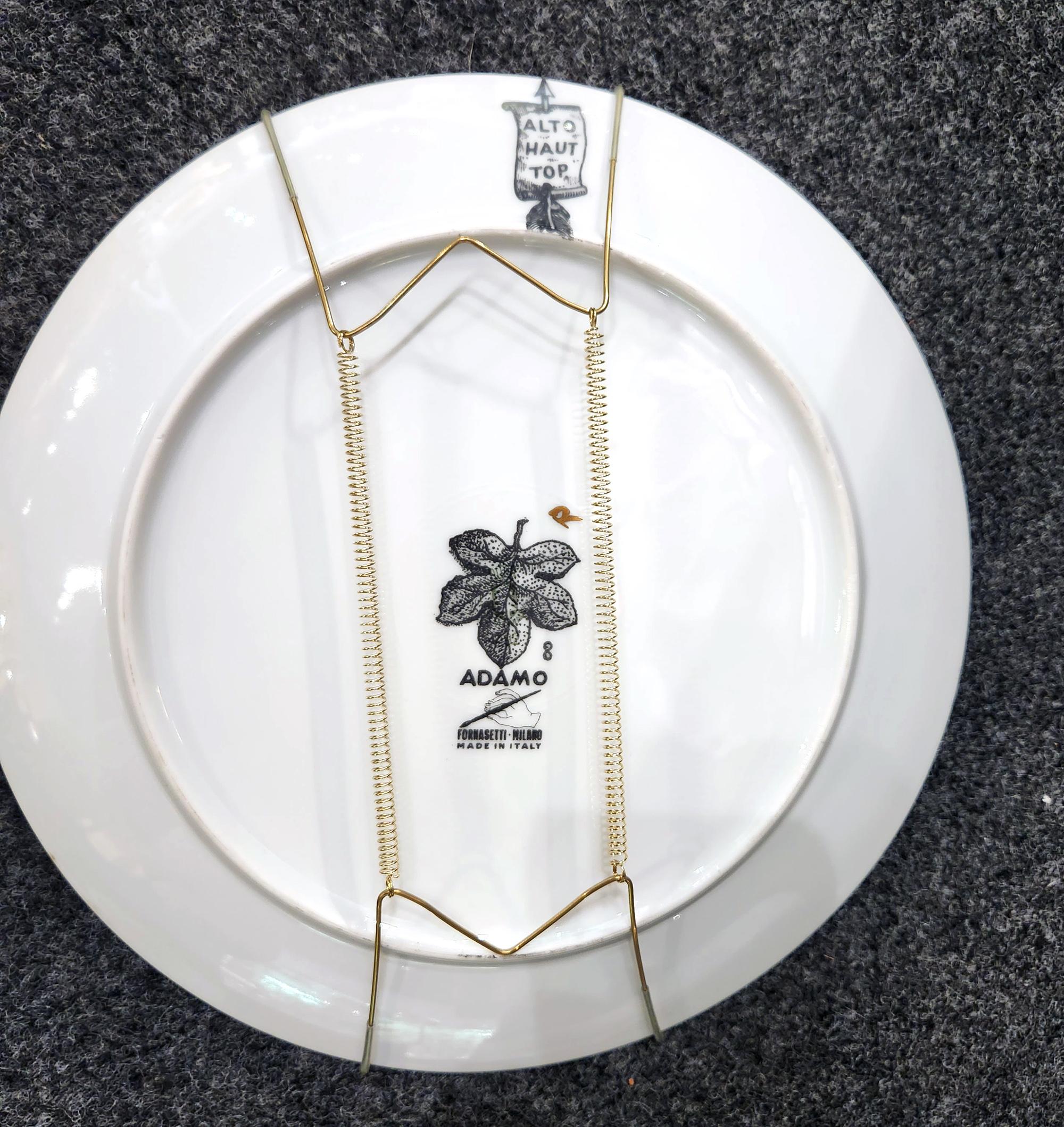 Adam-Porzellanteller von Piero Fornasetti in Gold, Set von zwölf im Zustand „Gut“ im Angebot in Downingtown, PA