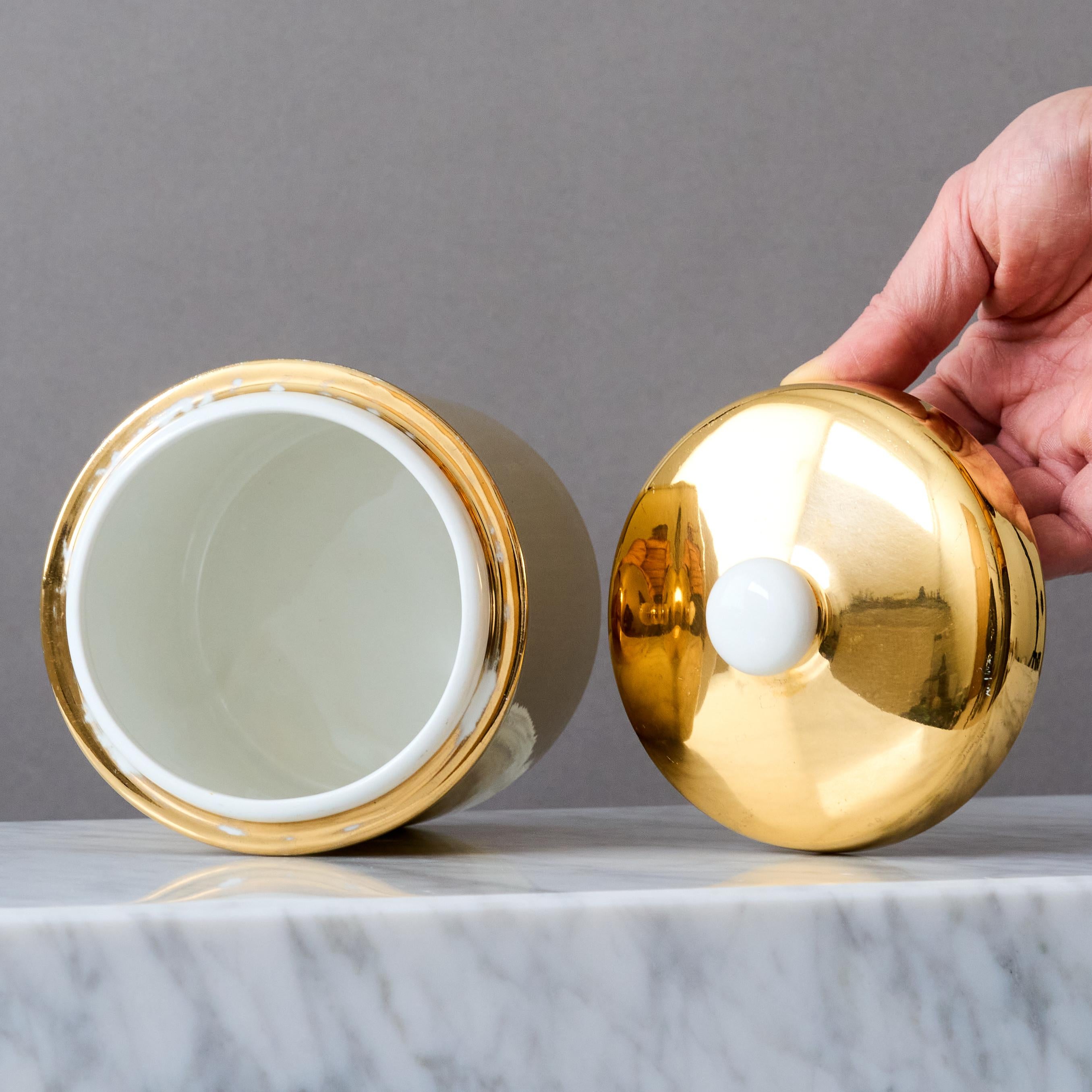 Dipinto a mano Vaso 'Caramelle' in ceramica dorata dipinta a mano di Piero Fornasetti, Italia, anni '60. in vendita