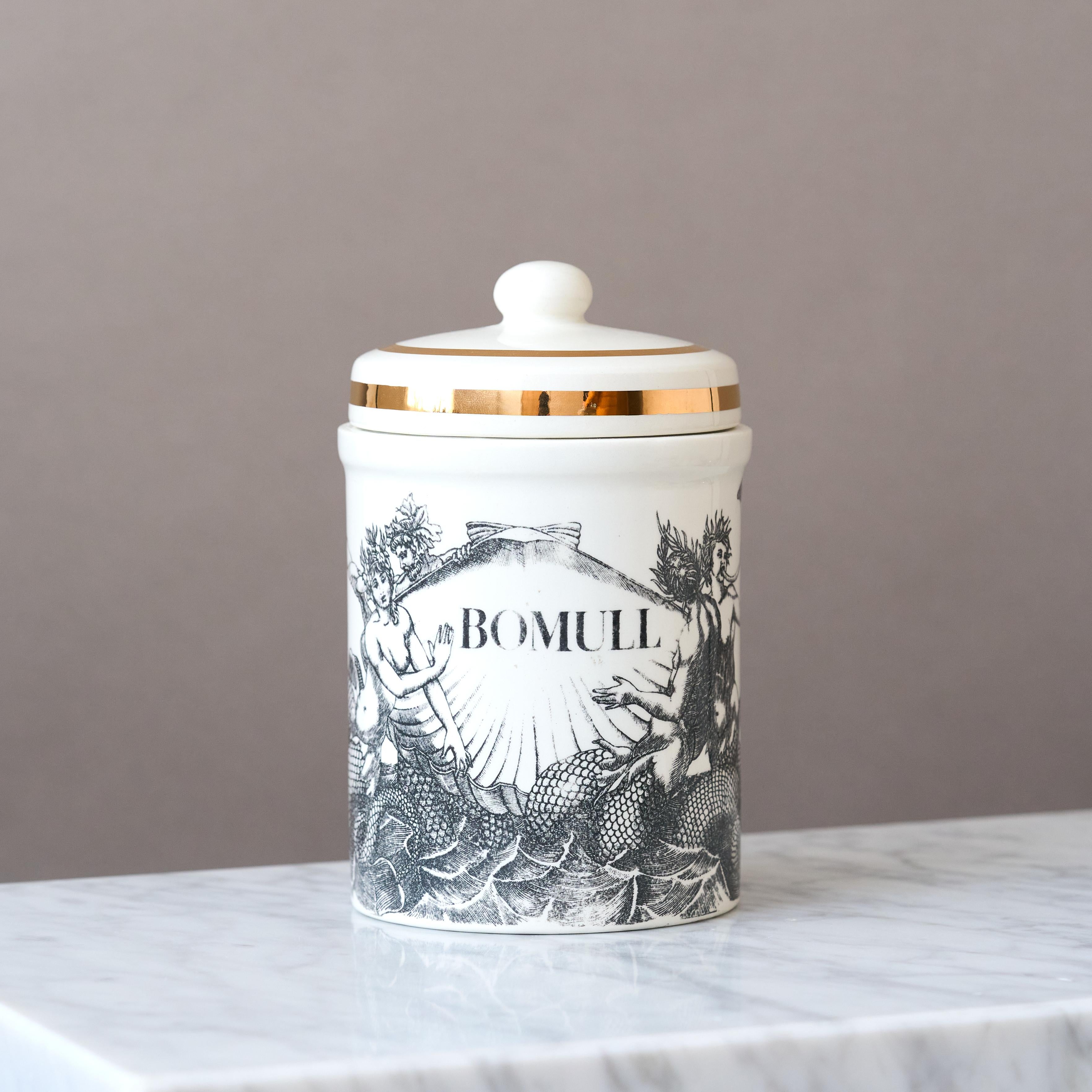 Un bellissimo vaso di porcellana con coperchio, con una decorazione straordinaria e dettagli dorati dipinti a mano. 
Progettato e prodotto da Piero Fornasetti a Milano, Italia. Prima produzione, anni '60. 

Ottime condizioni originali. 
Timbro con