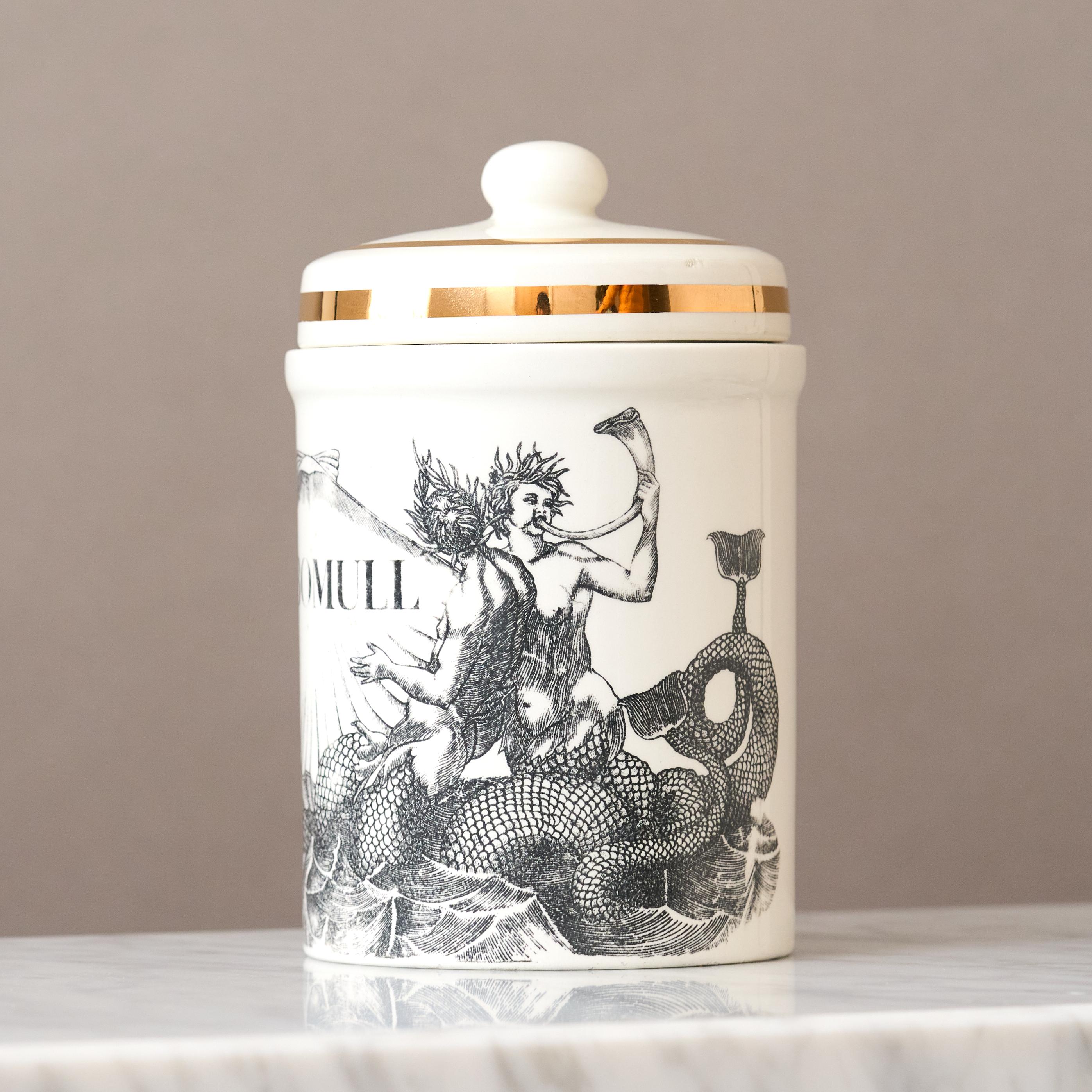Italiano Vaso in ceramica con coperchio dipinto a mano Piero Fornasetti, Italia, anni '60. in vendita