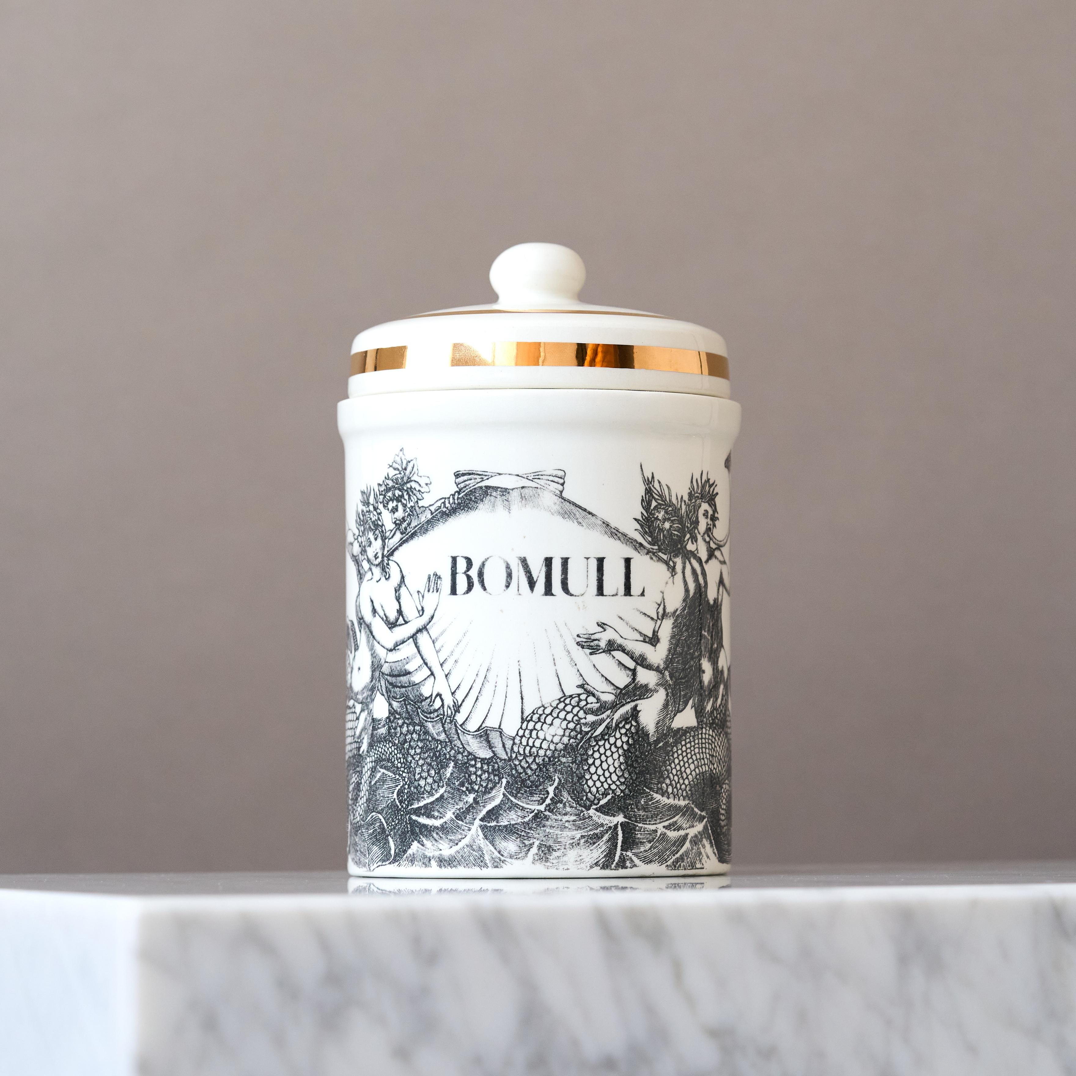 Vaso in ceramica con coperchio dipinto a mano Piero Fornasetti, Italia, anni '60. In condizioni buone in vendita a Malmö, SE
