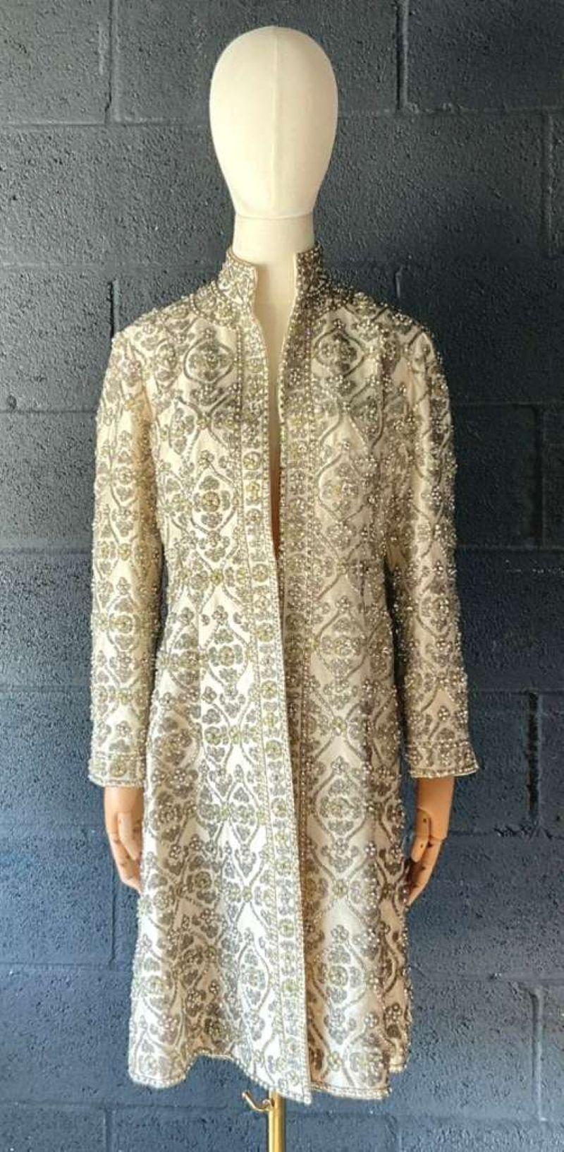 Eleva il tuo guardaroba con questo cappotto vintage con perline di Pierre Balmain, uno splendido esempio del lusso e della maestria impeccabile della Maison. Questo pezzo raro cattura il glamour raffinato per cui Balmain è famosa, fondendo una