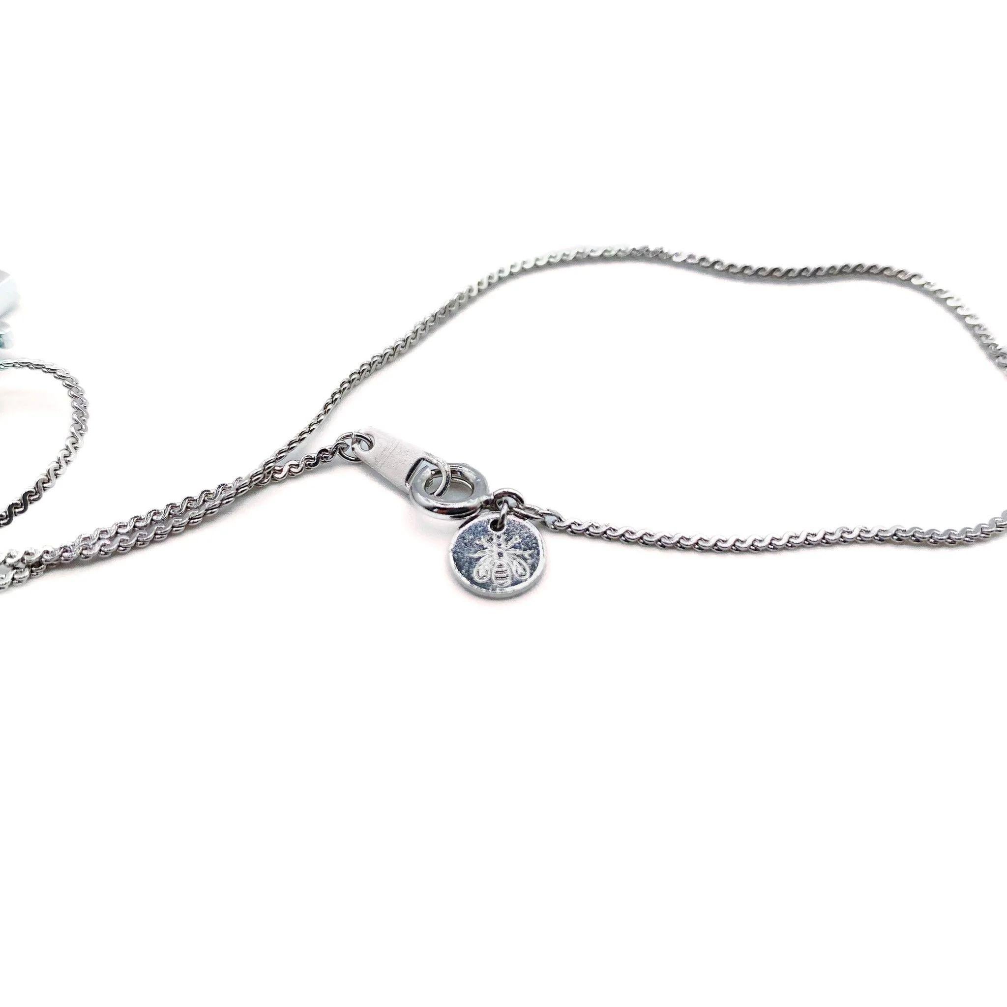 Vintage Pierre Balmain Halskette 1980er Jahre 

Ein subtiles, modernes Stück aus dem 80er-Jahre-Archiv von Balmain. Hergestellt in Italien aus versilbertem Metall.

Um jedoch unerwünschte Schäden zu minimieren, sollten Sie Flüssigkeiten, Make-up und