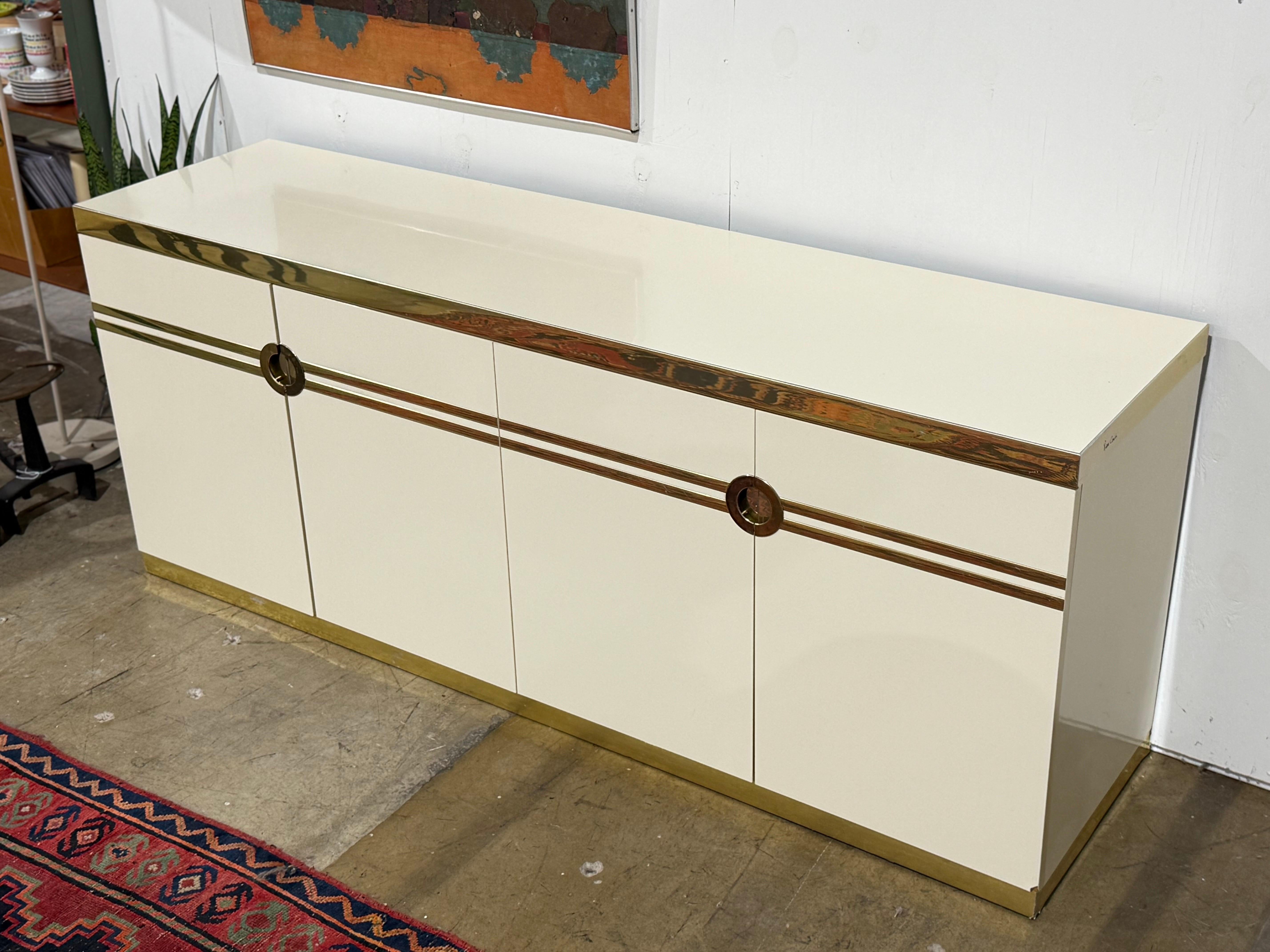Credenza Pierre Cardin - laccatura bianco avorio e ottone
Miami, circa 1982
L74