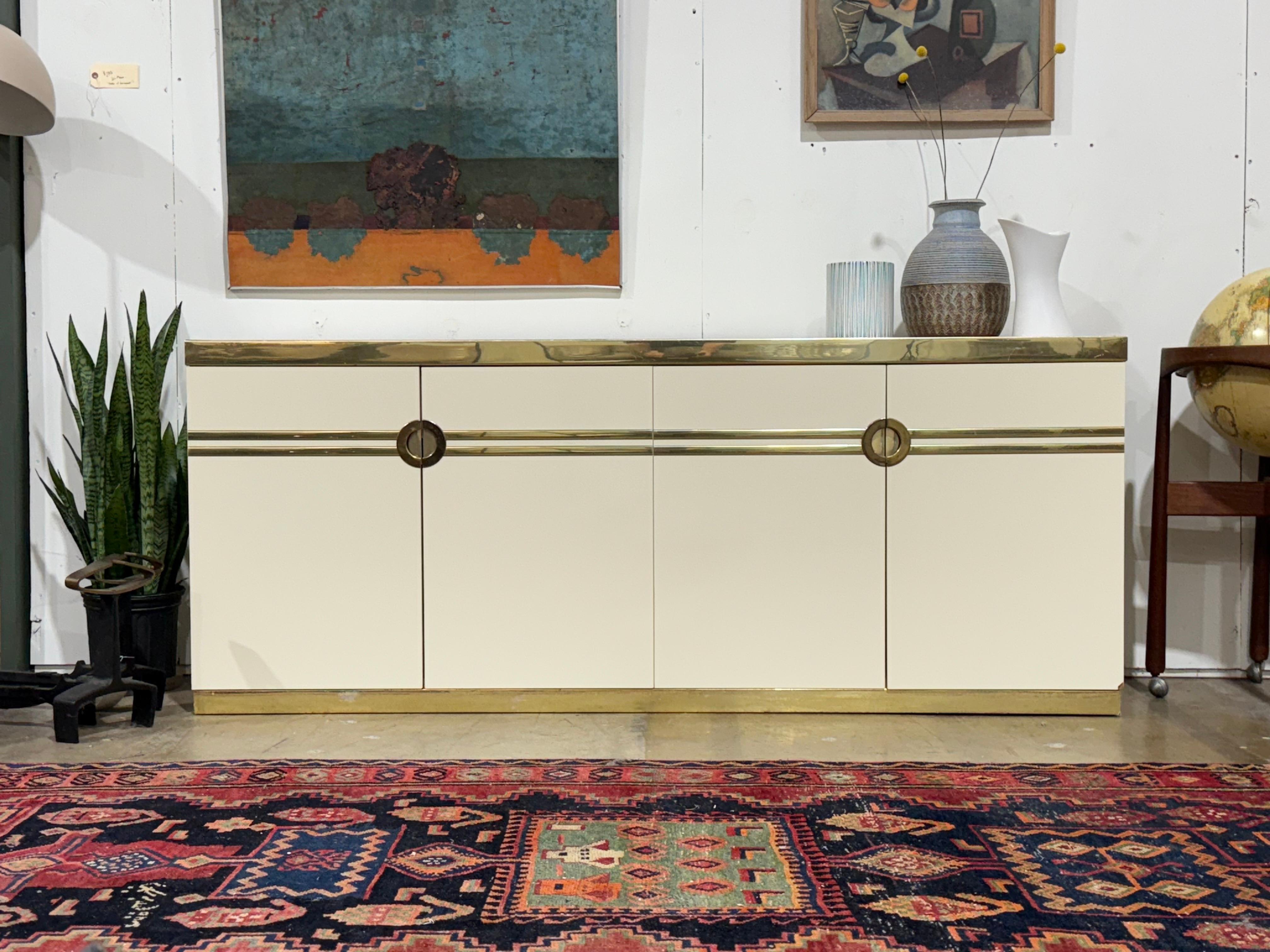 Art Déco Credenza Pierre Cardin d'epoca - Mobile postmoderno in stile Art Deco - Ottone in vendita