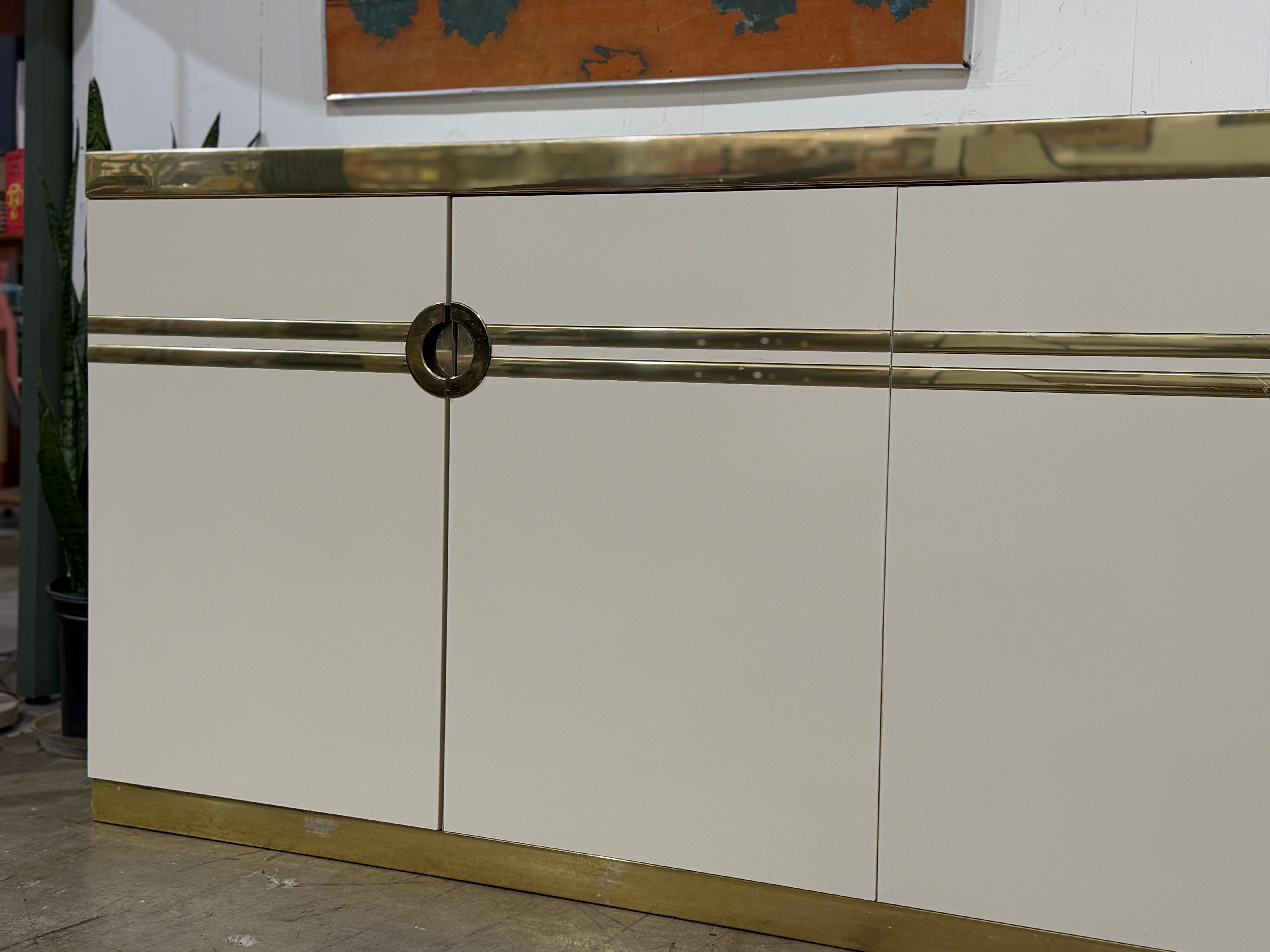 Americano Credenza Pierre Cardin d'epoca - Mobile postmoderno in stile Art Deco - Ottone in vendita