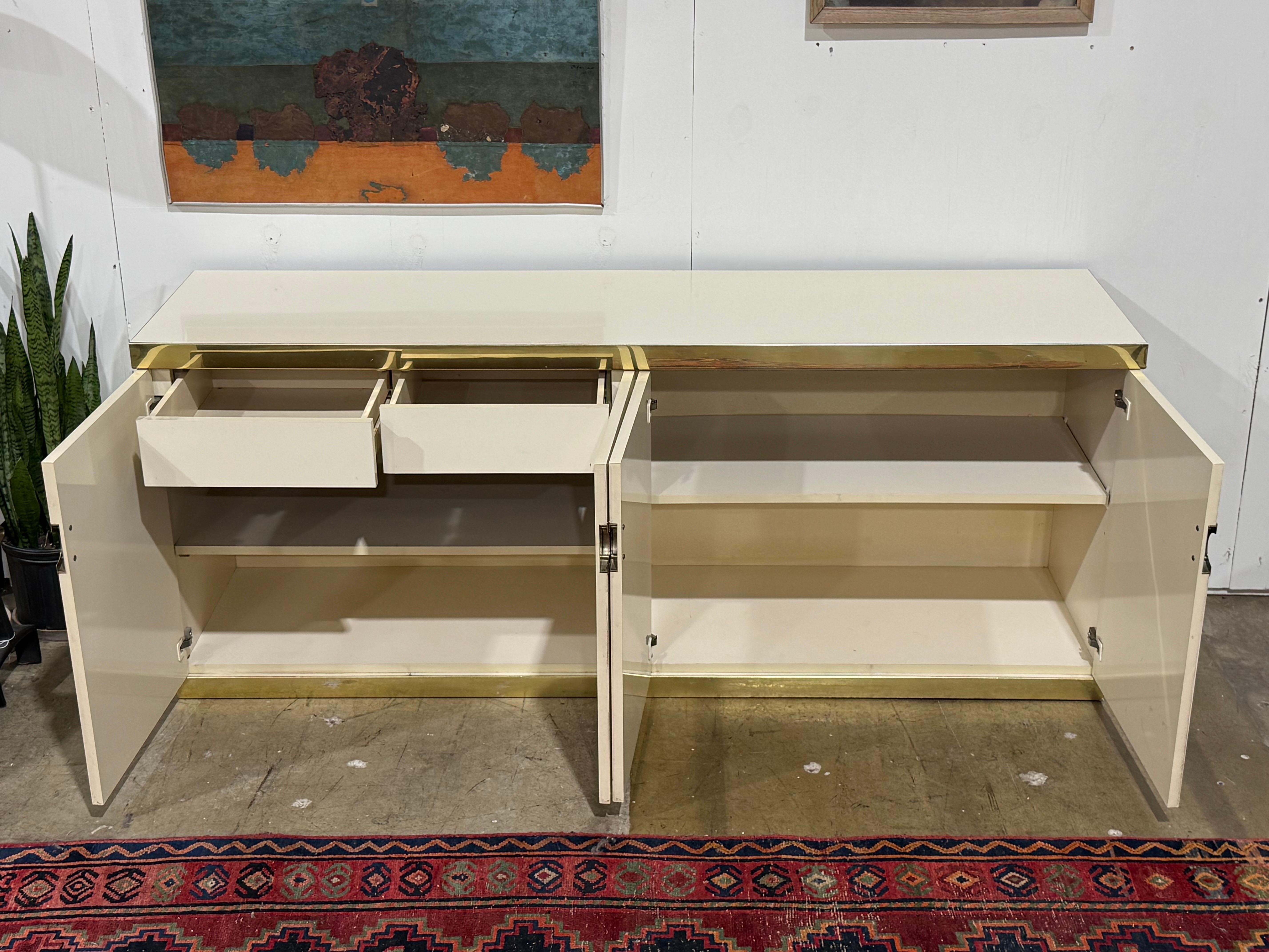 Credenza Pierre Cardin d'epoca - Mobile postmoderno in stile Art Deco - Ottone in vendita 1