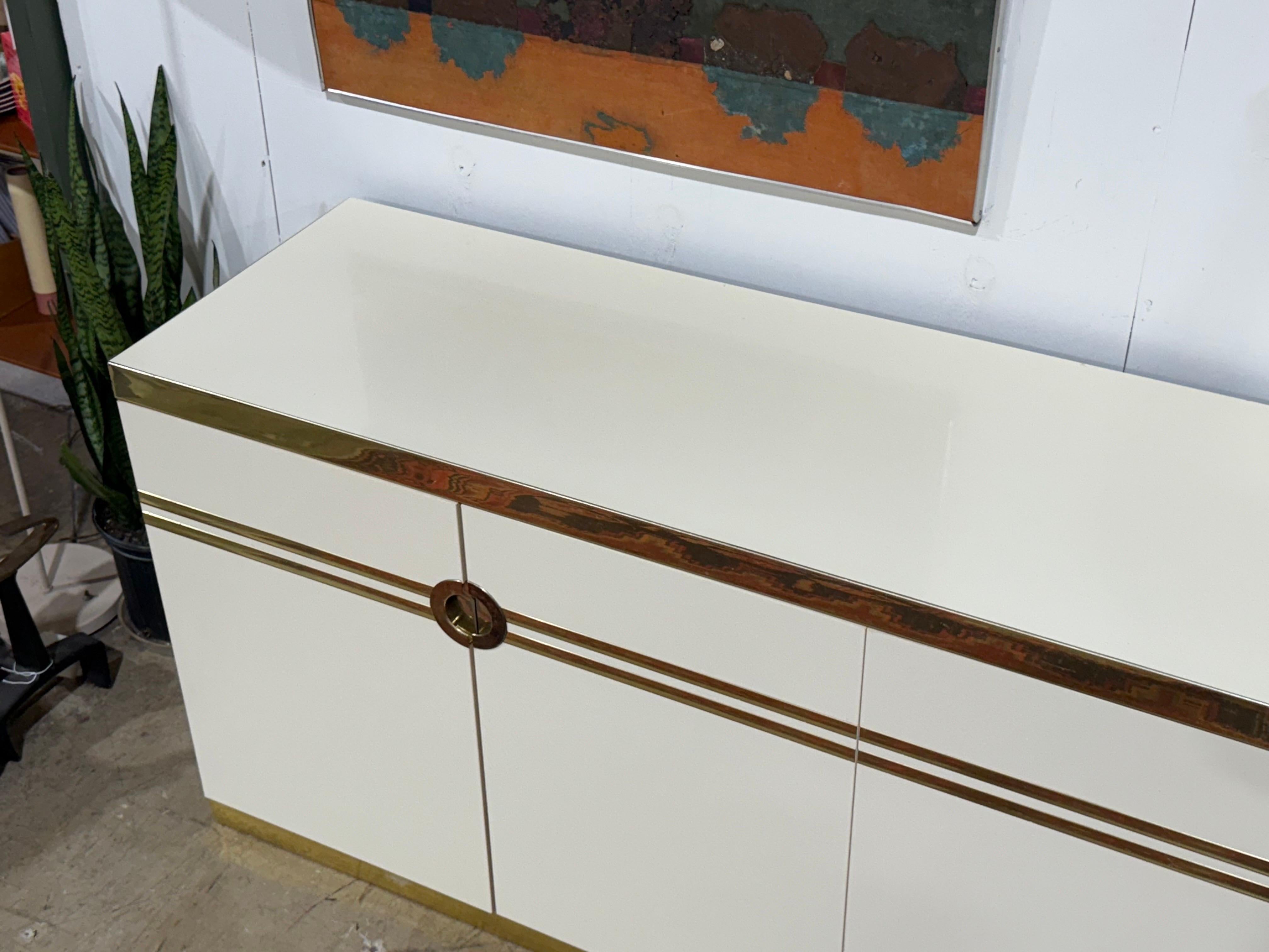 Credenza Pierre Cardin d'epoca - Mobile postmoderno in stile Art Deco - Ottone in vendita 3