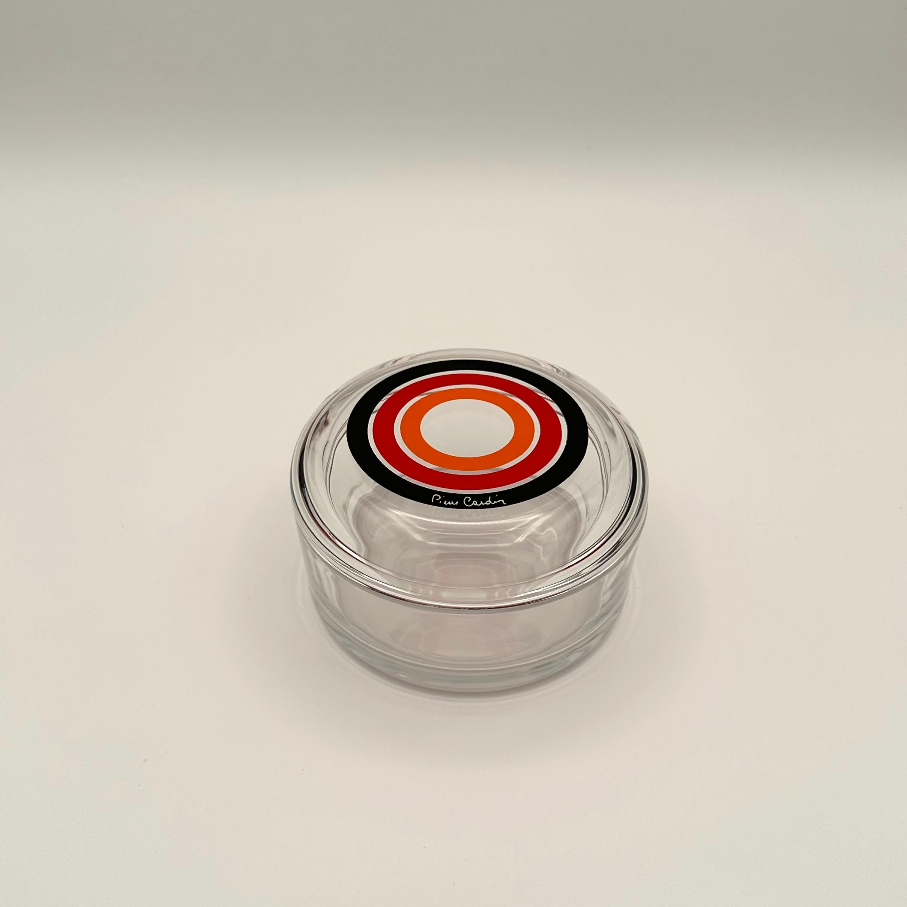Vintage Pierre Cardin für Sasaki Glasschale in Rot, Orange und Schwarz. Space Age Zielscheibe mit konzentrischen schwarzen, roten und orangefarbenen Kreisen. In den schwarzen Kreis ist 