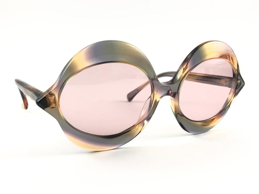 Vintage New Pierre Cardin Lips  With Spotless Light Pink Lenses Medium Size 1960’S 


Ultra Rare Design Emulating A Sleek And Provocative Pair Of Lips.
 
 
New, Never Used Or Displayed This Pair Of Vintage Pierre Cardin Is A Rare And Sought After