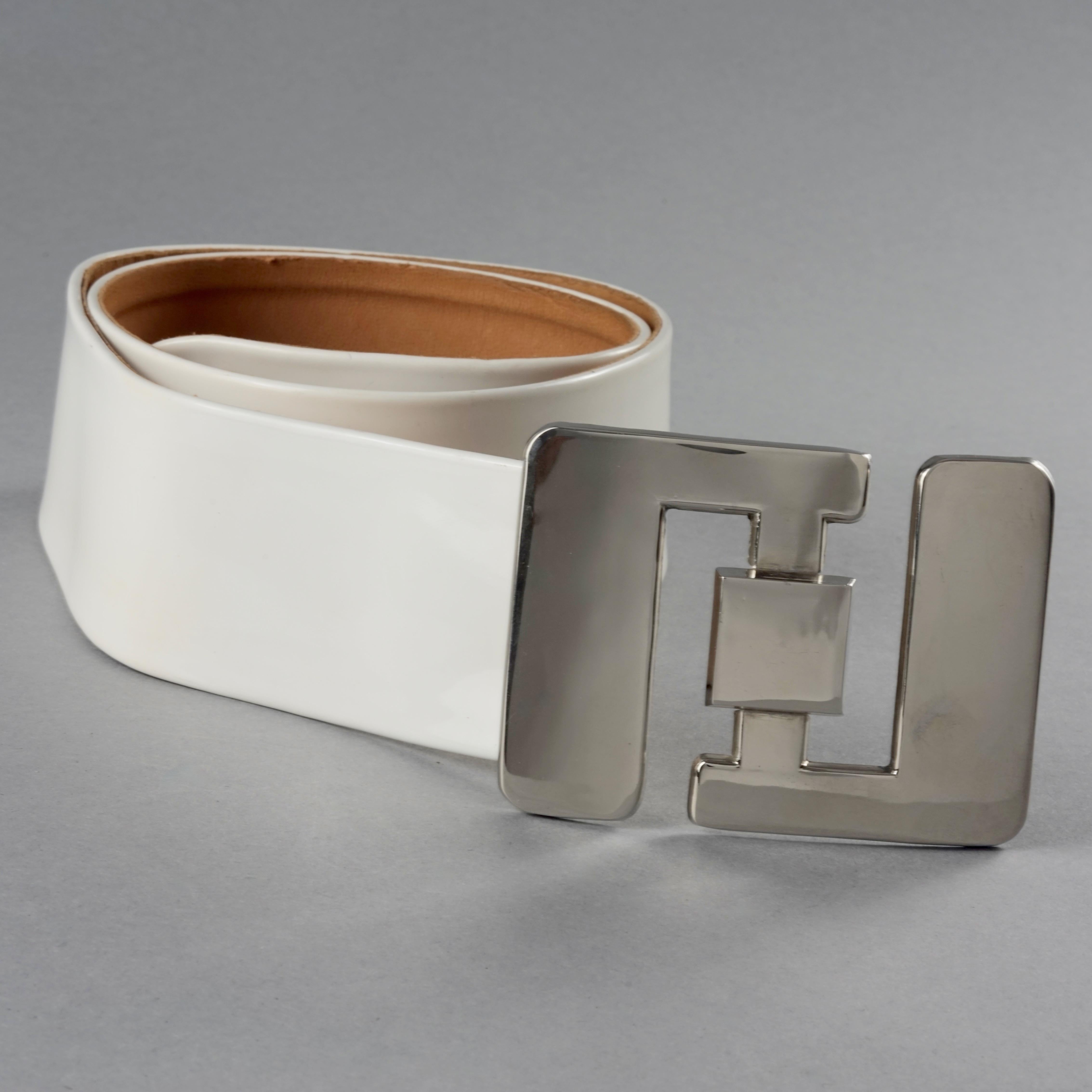 Vintage PIERRE CARDIN Logo Buckle Space Age White Patent Belt In Fair Condition For Sale In Kingersheim, Alsace
