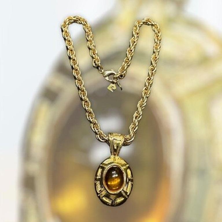 Sublime PIERRE CARDIN necklace, rare piece for collectors.

Metal gilded with fine 24 carat gold.

Large palm tree mesh chain, cabochon pendant, amber glass paste.

Pendant length: 7 cm.


I am a partner with French experts group , recognized by the