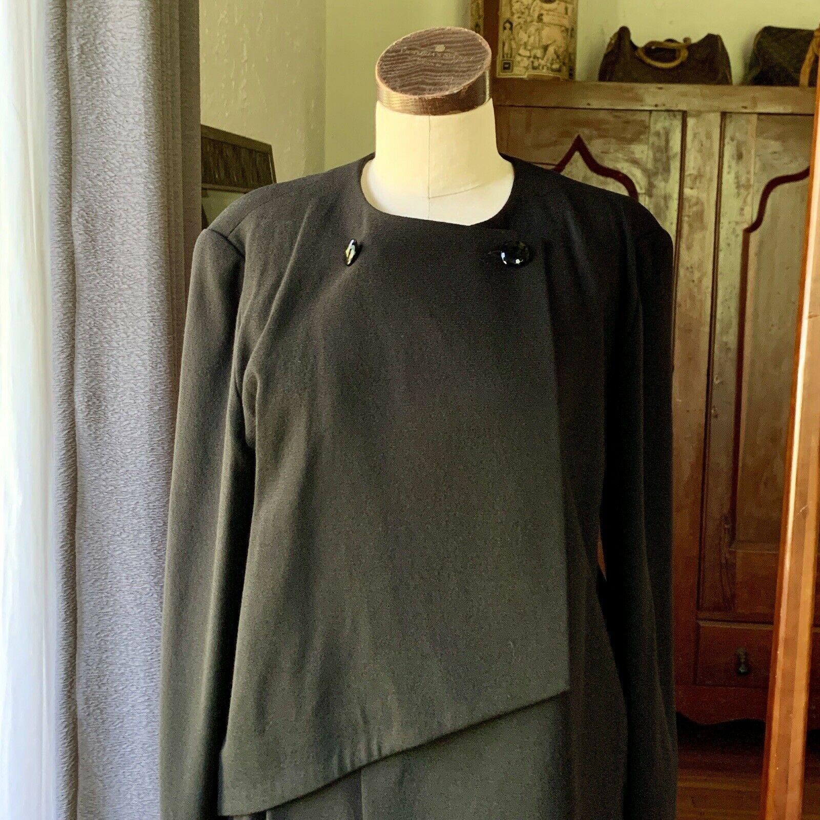 Pierre Cardin, 100% Laine, 1960's Couture, Made in France, Design asymétrique, Deux boutons à facettes, Jupe plissée, Fermeture éclair en métal, Fente au dos de la jupe, Vintage 38

Mesures à plat

Buste jusqu'à 22