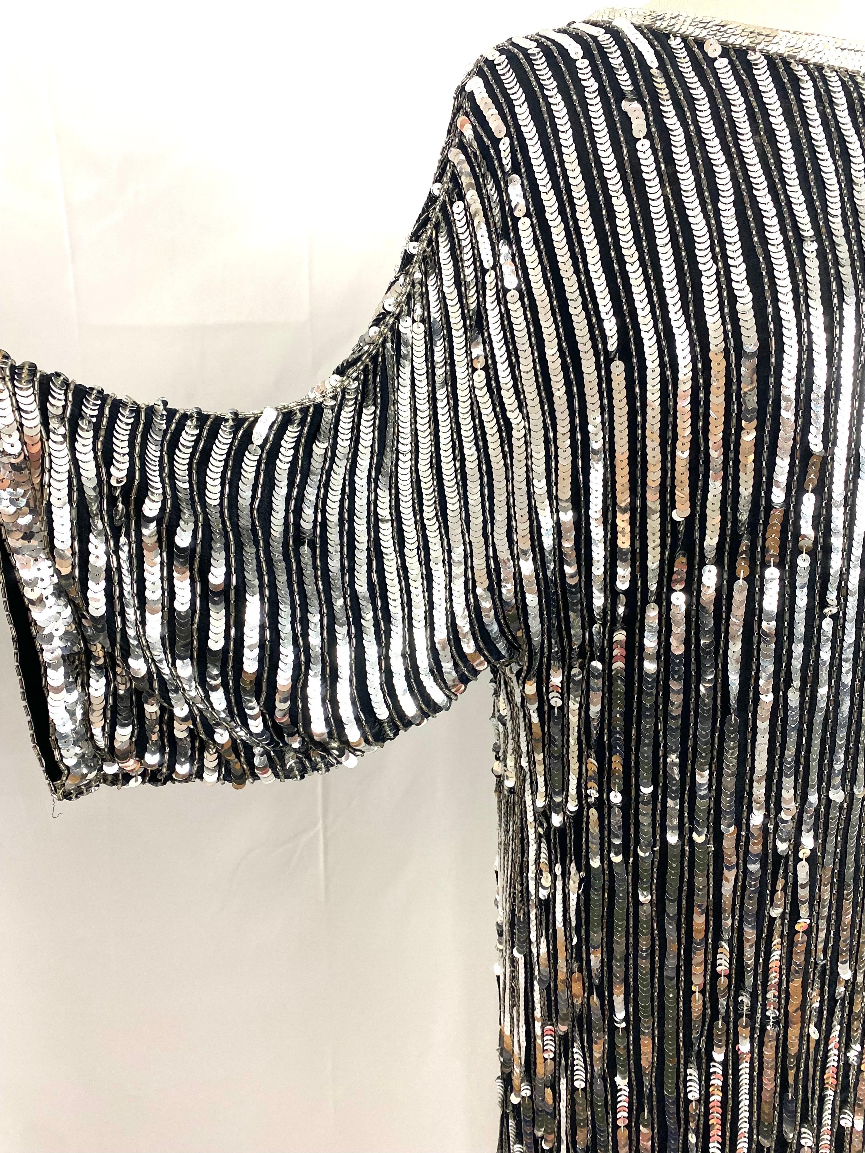 Gorgeous Pierre Cardin Paris Vintage dress.
Made of sequins and fine pearls mounted on silk.
Split on each side on the bottom of the dress on 29 cm.
Slightly gathered raglan sleeves.
Size and composition labels
absent, estimated size 38.
Shoulders