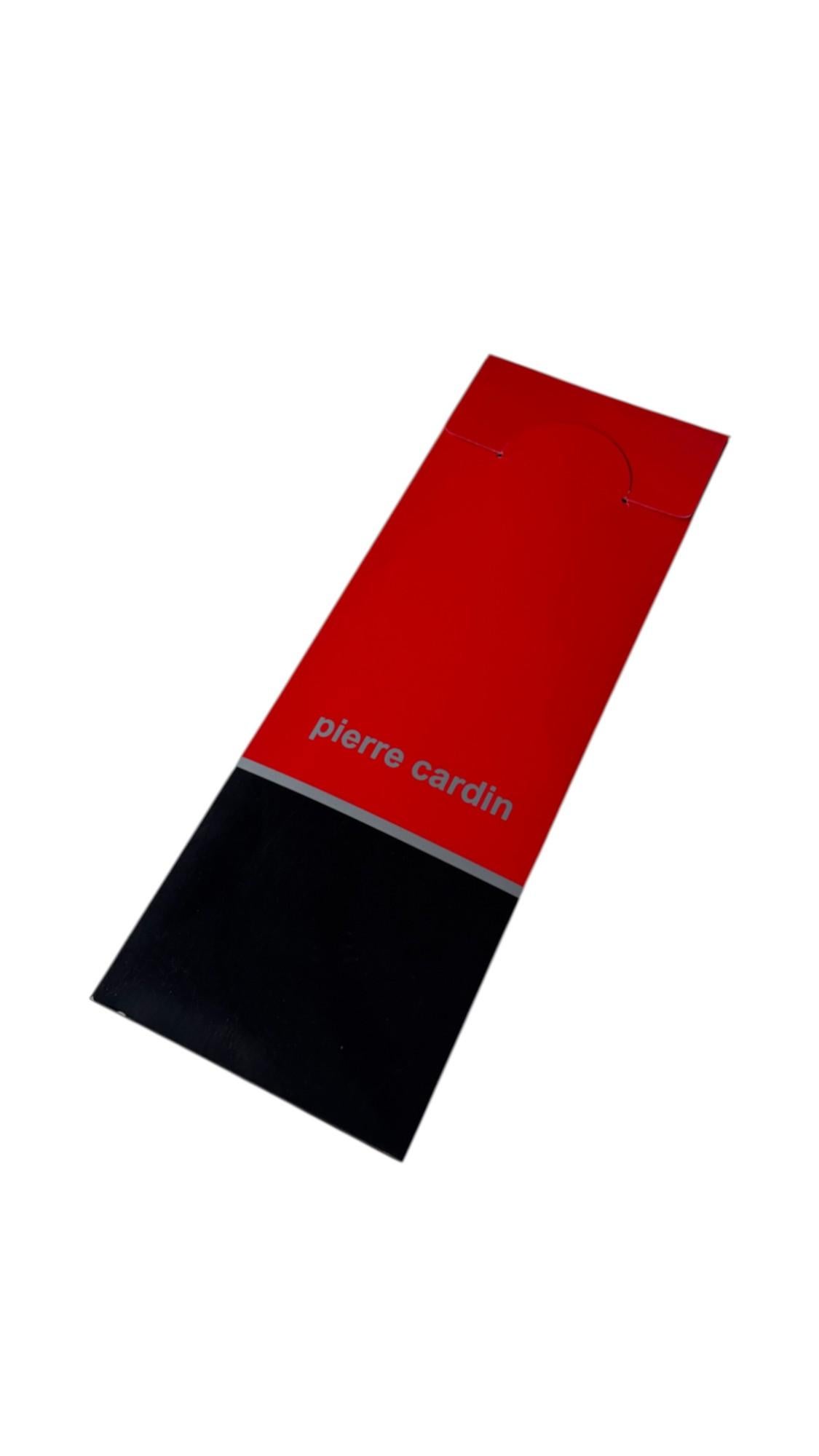 Diese Vintage-Krawatte von Pierre Cardin Paris ist aus luxuriöser Seide gefertigt und zeigt ein tiefes Burgunderrot, das durch ein kompliziertes weißes, geometrisches Punktmuster, das in einem Rautenraster angeordnet ist, hervorgehoben wird. Das