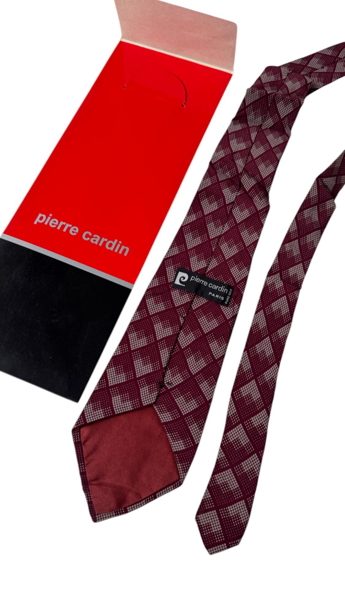 Vintage Pierre Cardin Paris Seidenkrawatte in Burgunderrot, Originalverpackung im Angebot 3