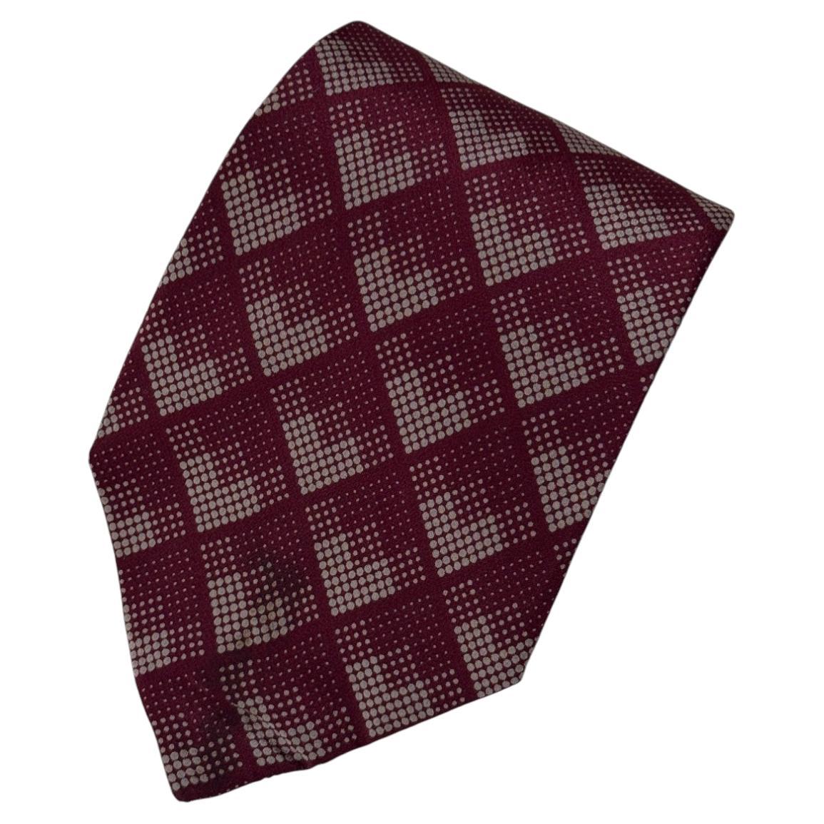 Vintage Pierre Cardin Paris Seidenkrawatte in Burgunderrot, Originalverpackung im Angebot