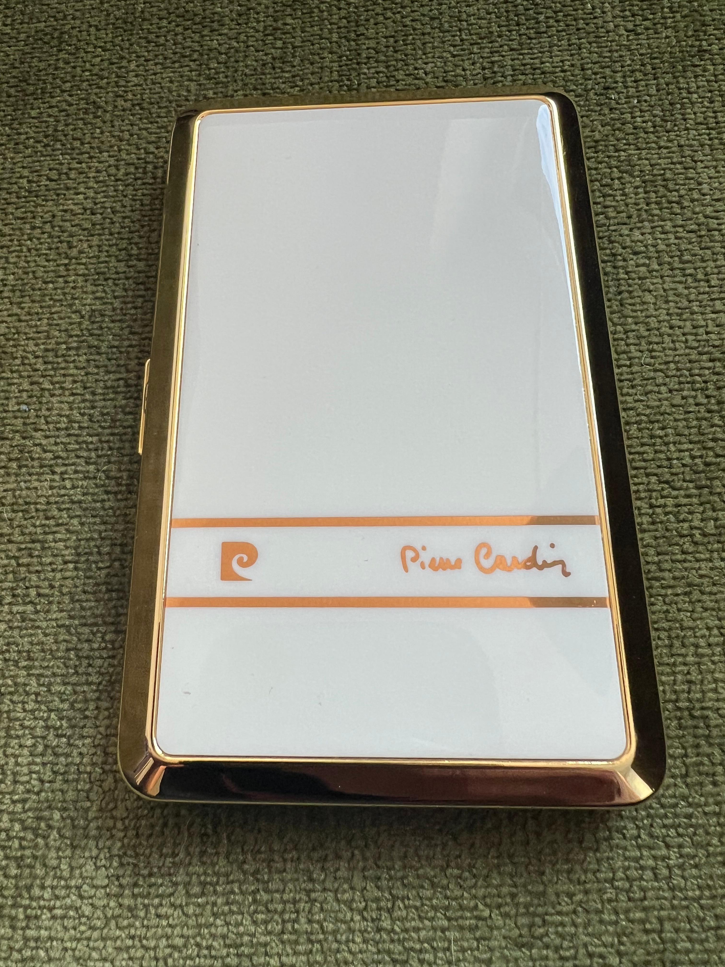 Vintage 'Pierre Cardin' Retro Cigarette Case & Lather Note Pad Set, Circa 1980s

Vintage Retro Etui à Cigarettes en nacre ou émail blanc, Circa 1980 dans son étui d'origine
Etui à cigarettes rétro Pierre Cardin 
Etui à cigarettes Logo Or & Nacre de